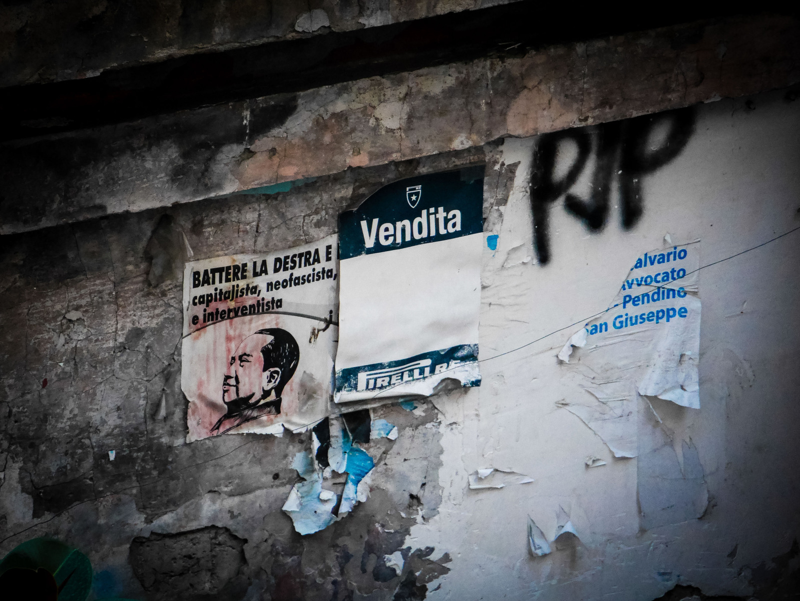 Des affiches dans la rue.