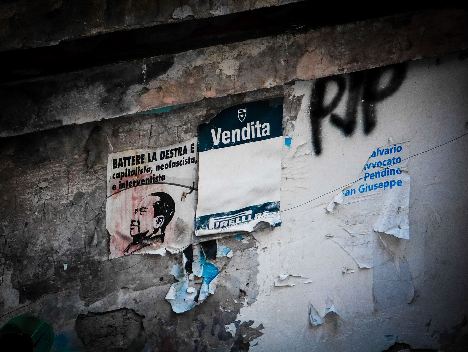 Des affiches dans la rue.