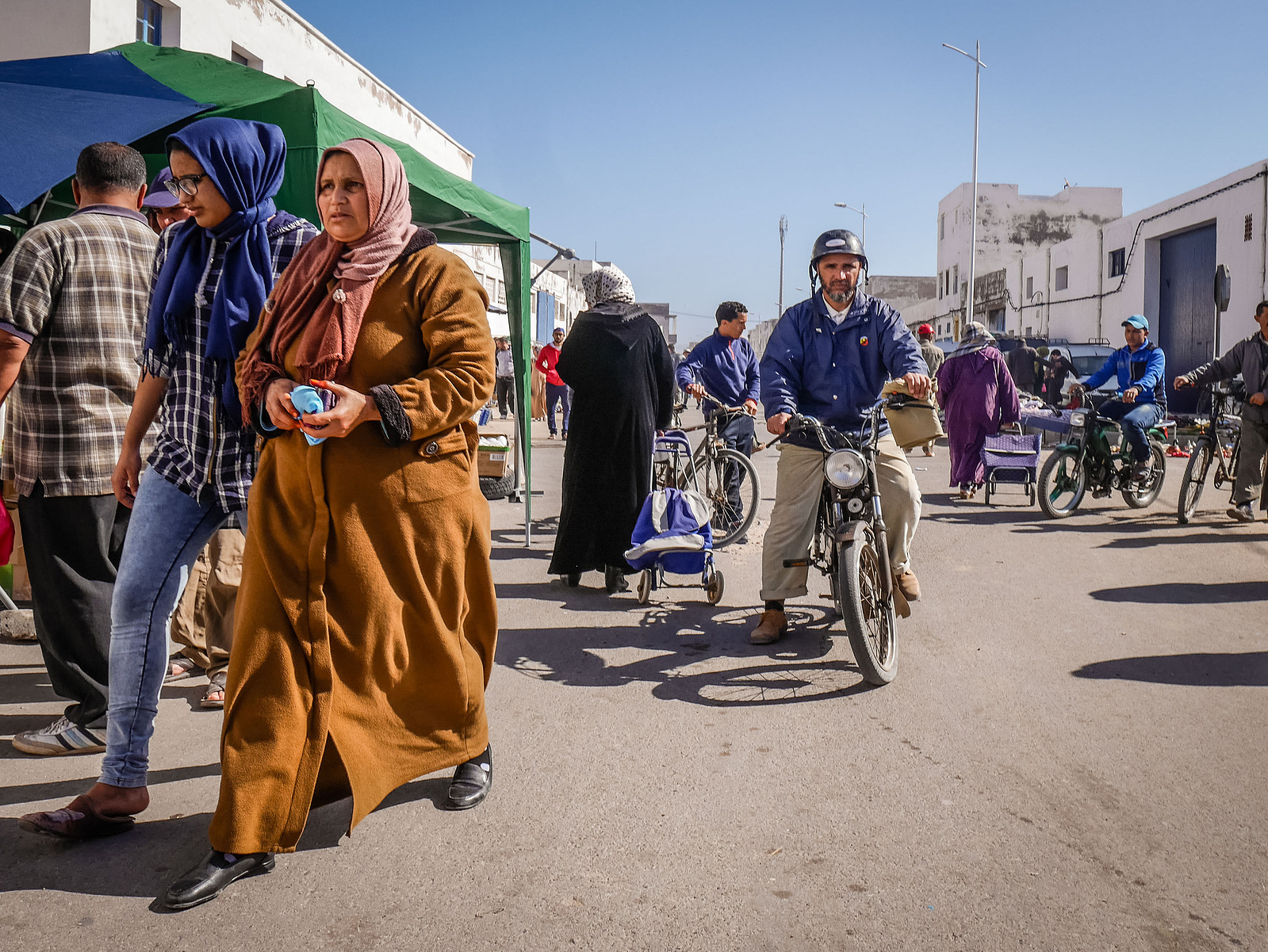 Au cœur d'une brocante au Maroc.