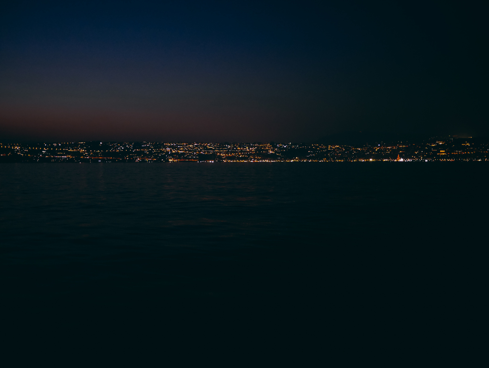 Les lumières de la ville depuis un bateau.
