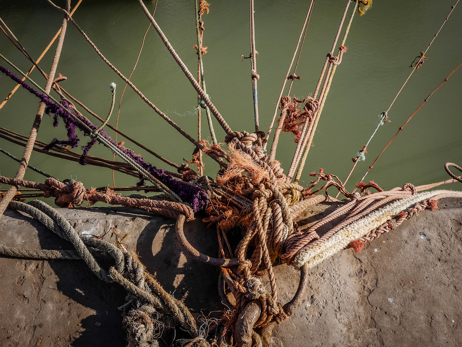 Des cordages de bateaux.