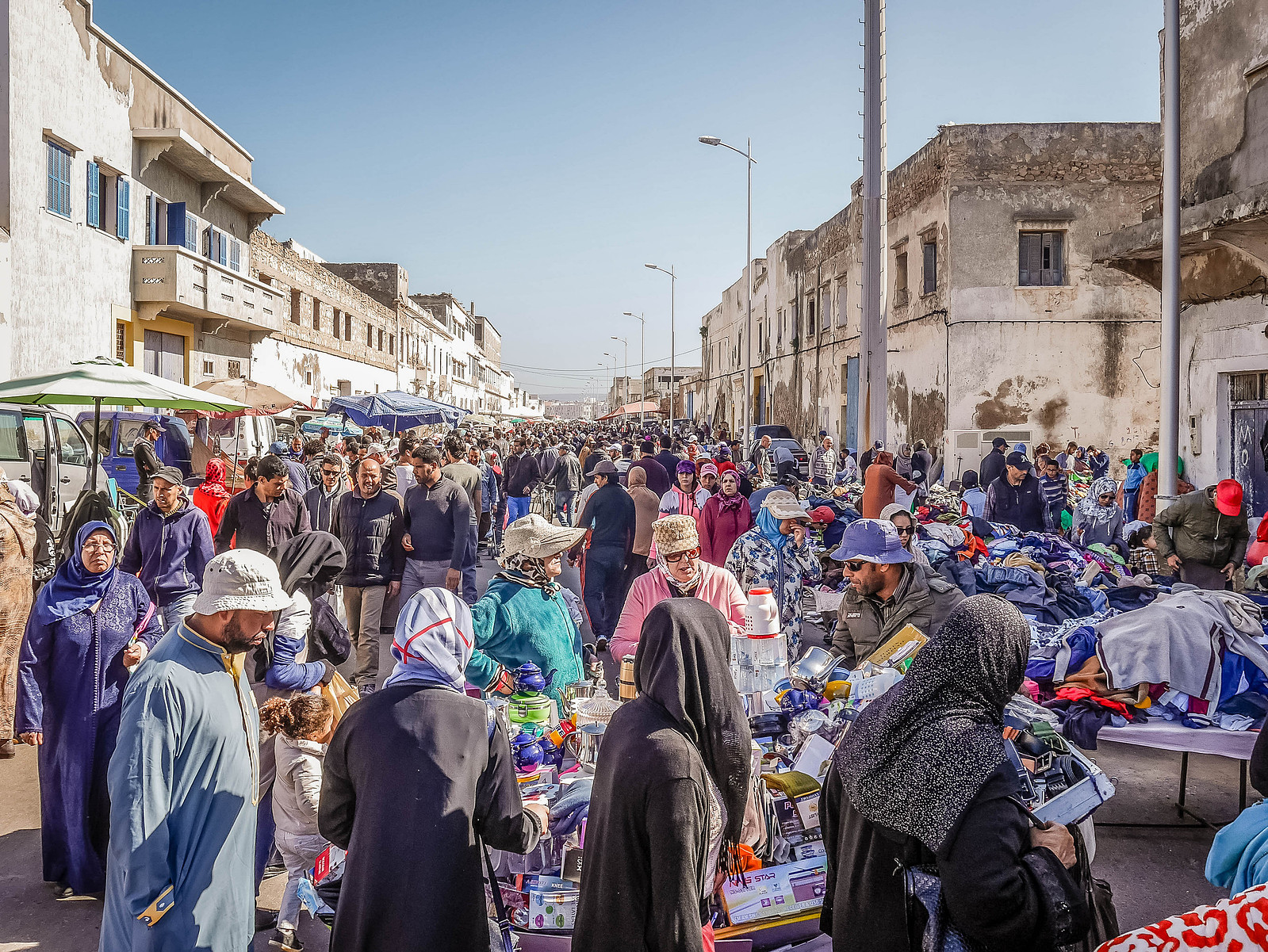 Au cœur d'une brocante au Maroc.