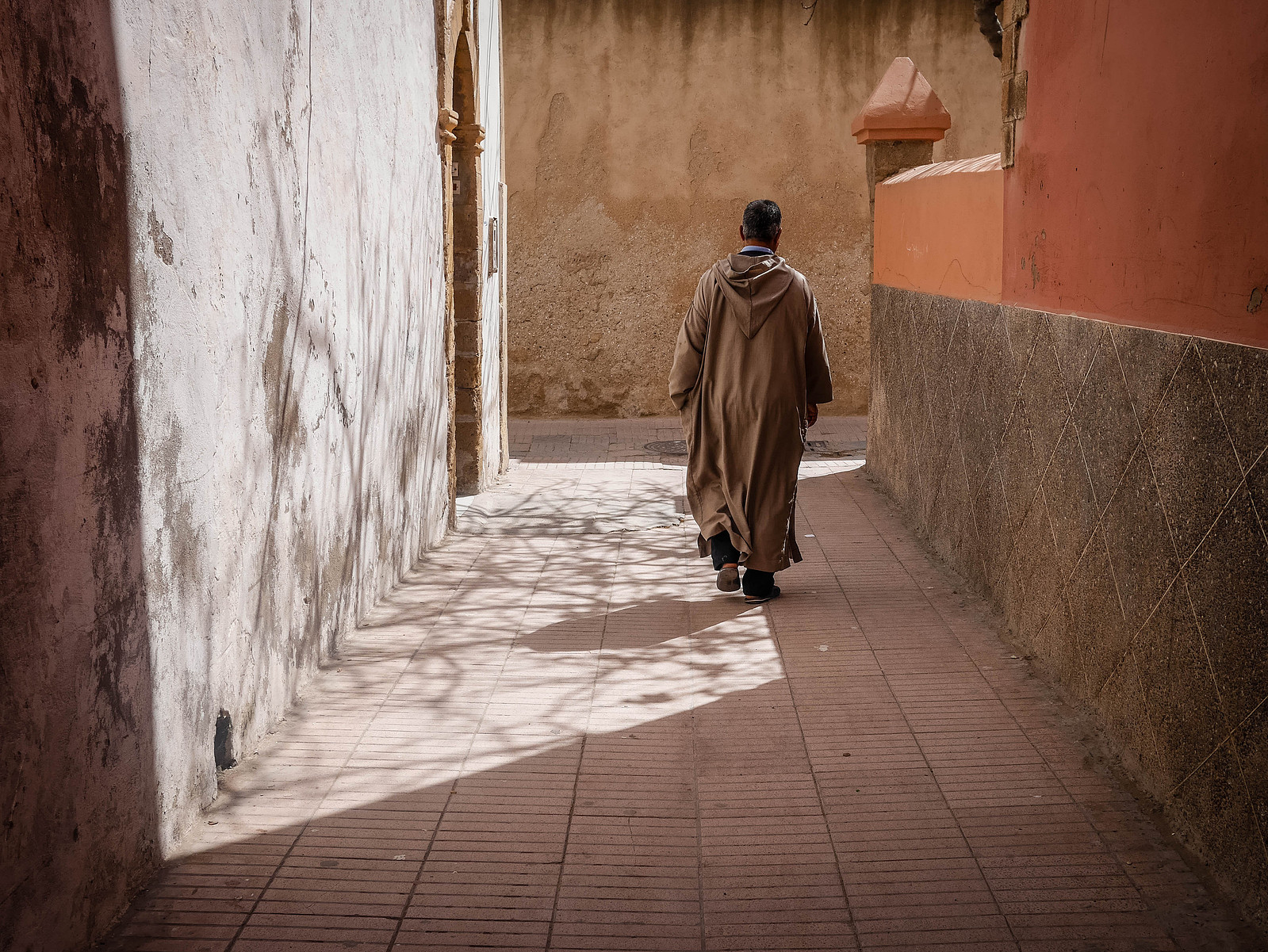 Un homme en djellaba dans une ruelle d'Essaouira.