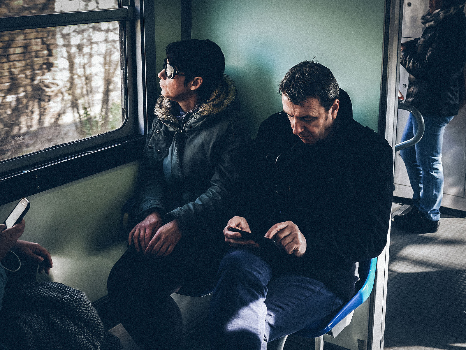Un couple dans un train en direction de Pompéi.