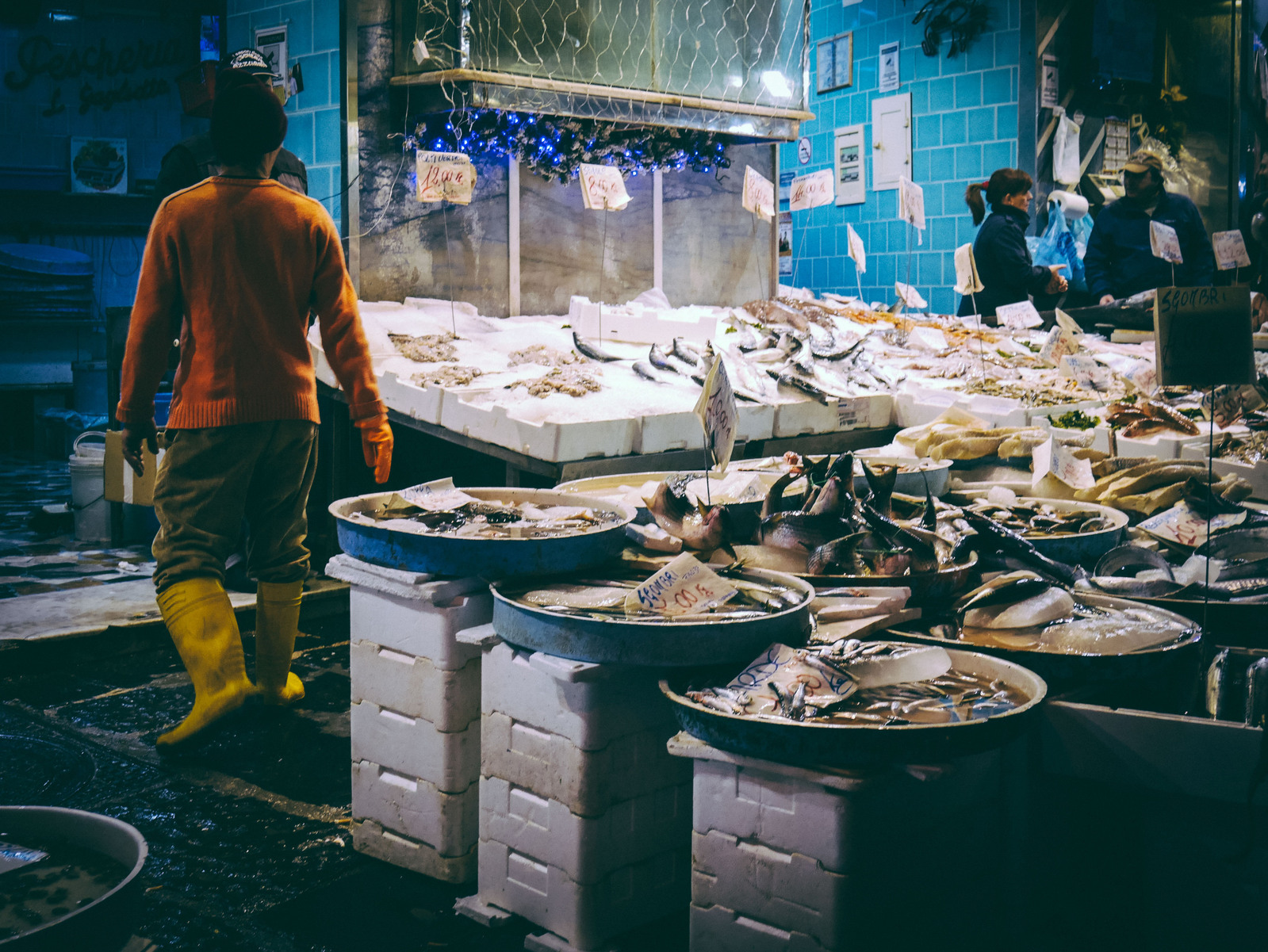 Un marchand de poisson à Naples.