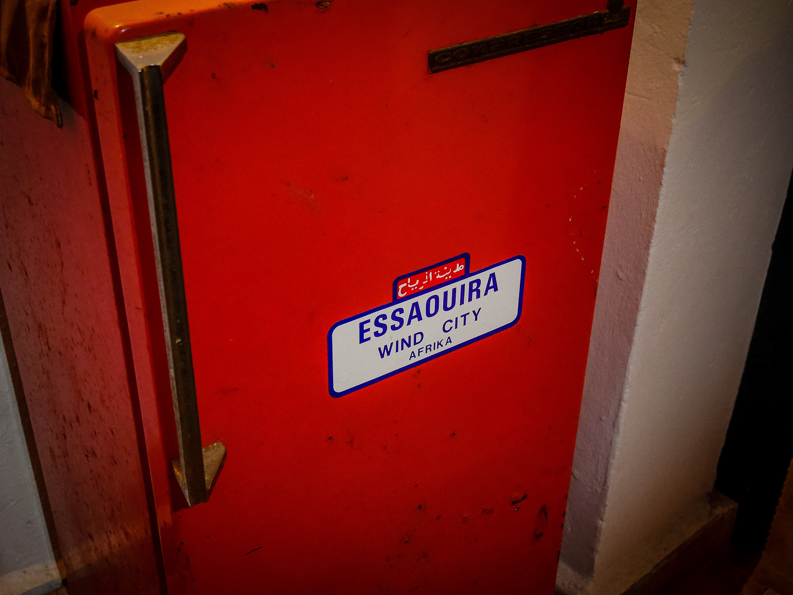 Un sticker Essaouira sur un frigo rouge.