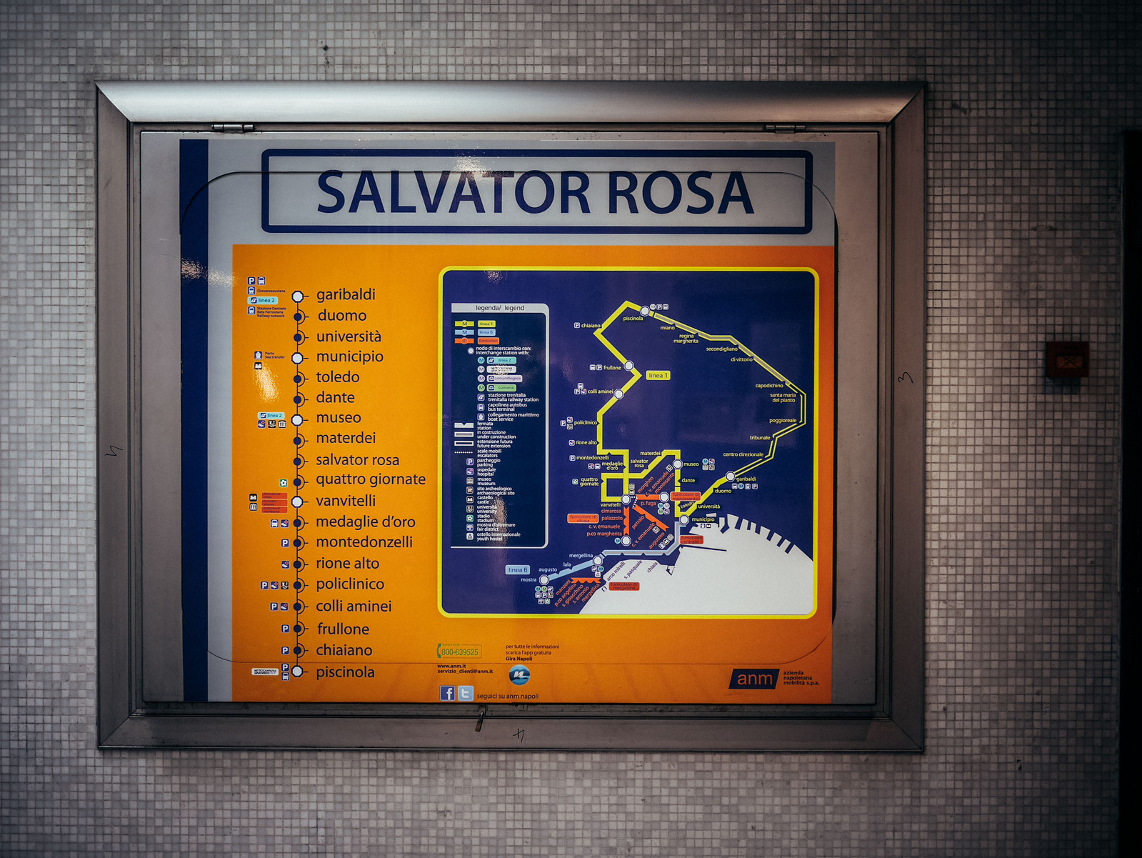 Panneau dans le métro de Naples.