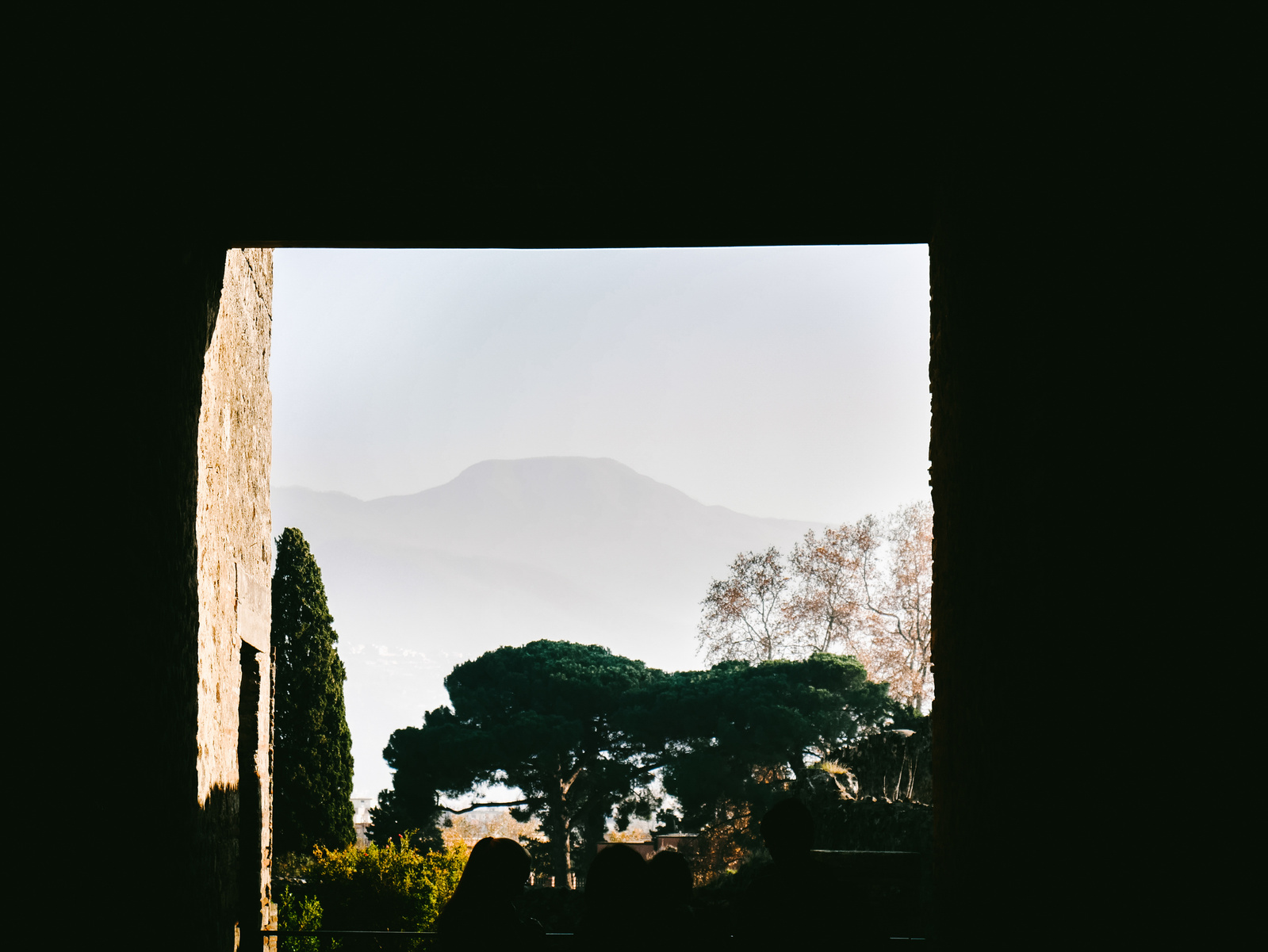 Un paysage italien à travers la fenêtre d'une ruine.