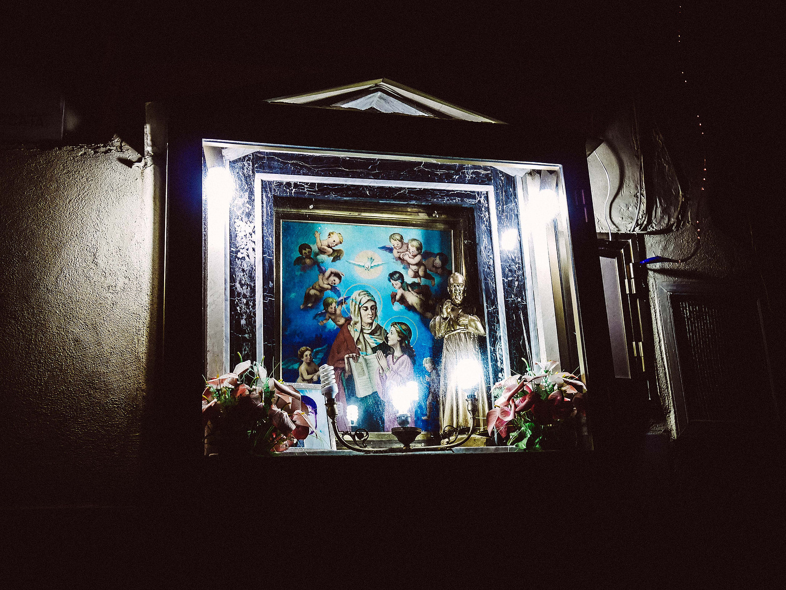 Un hôtel religieux dans une rue de Naples.