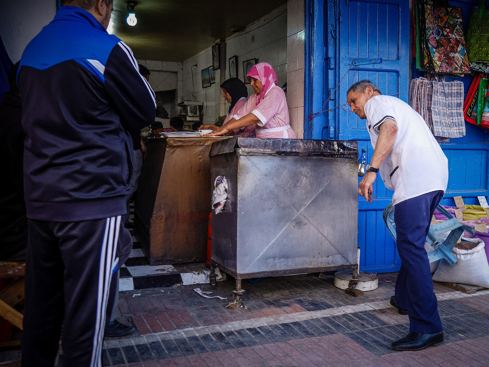 Une femme cuit des crêpes marocaine.