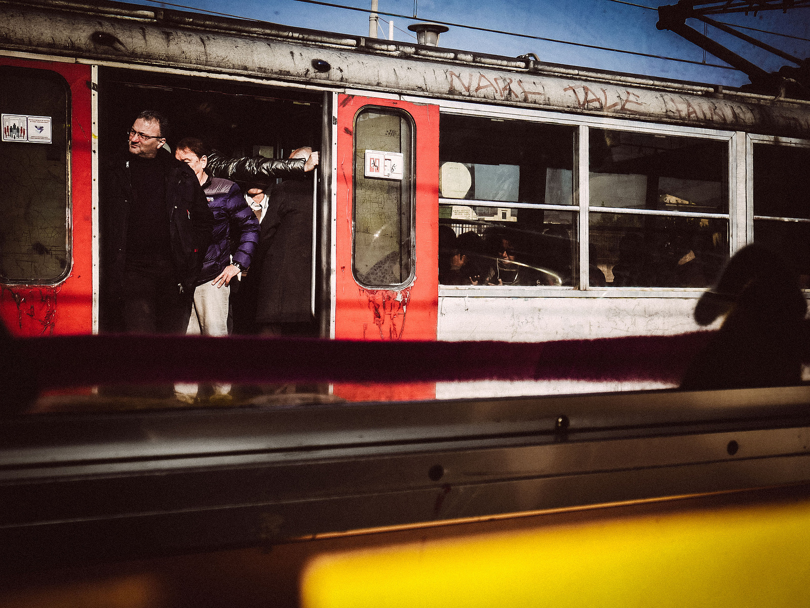 Un homme à bord d'un train regard sur le quai.