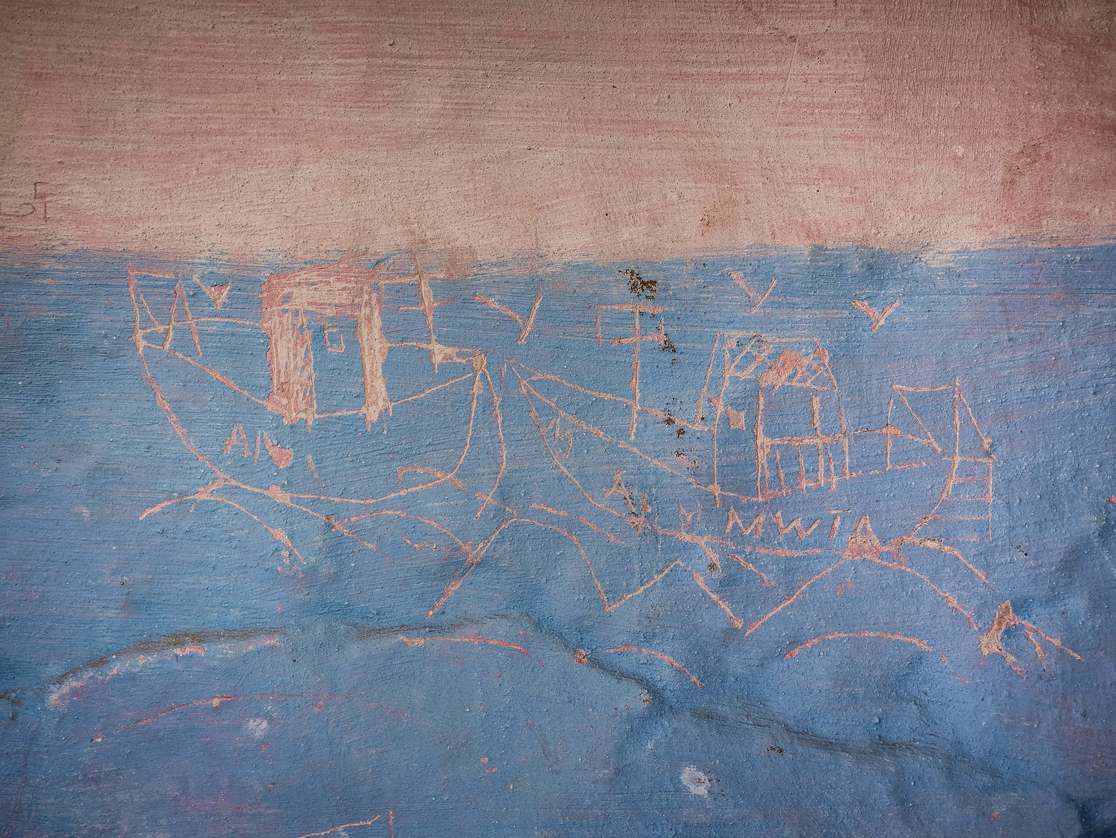 Un mur gravé bleu.