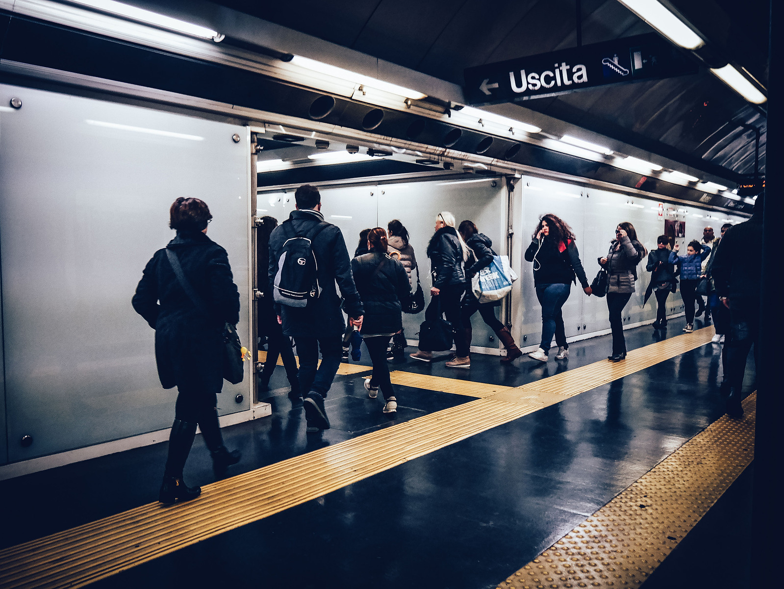 Des gens dans le couloir du métro.