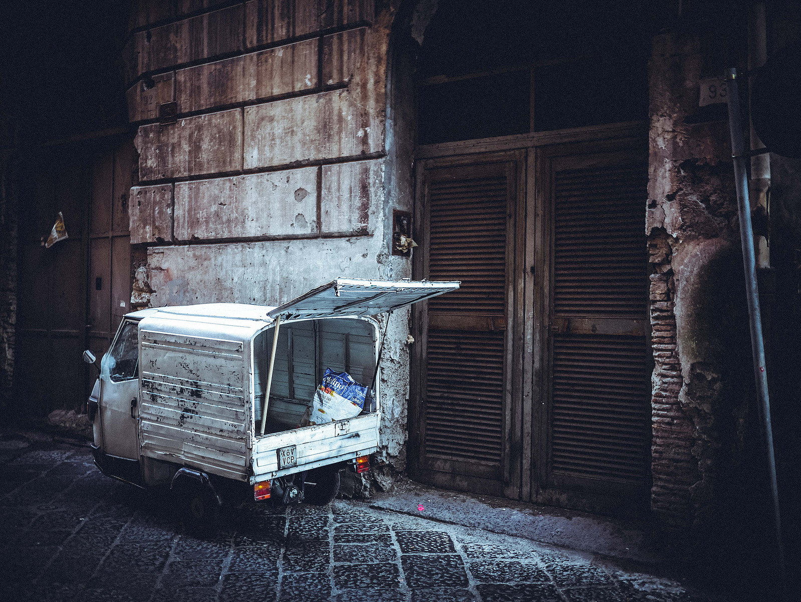 Un petit véhicule vespa de transport.