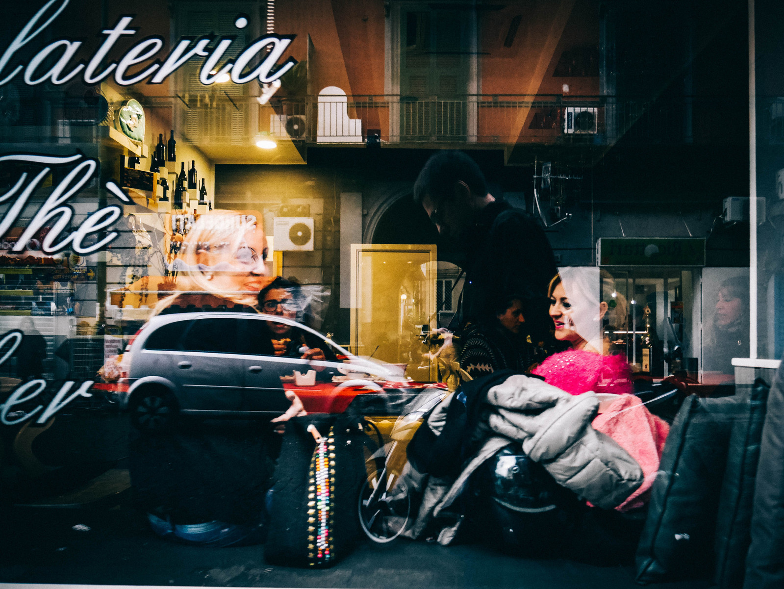 Des reflets dans la vitrine d'un restaurant.