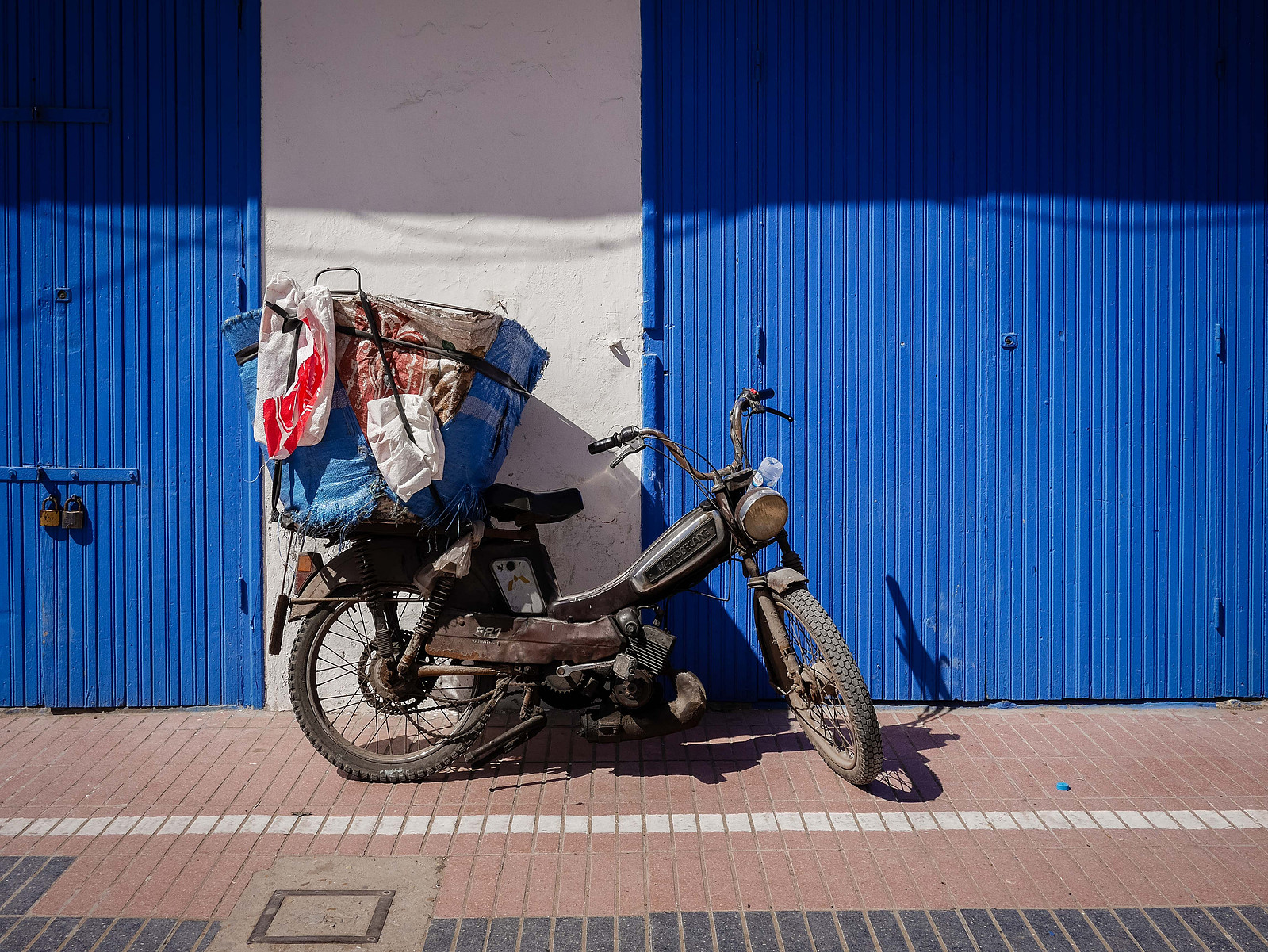 Une mobylette dans une rue.