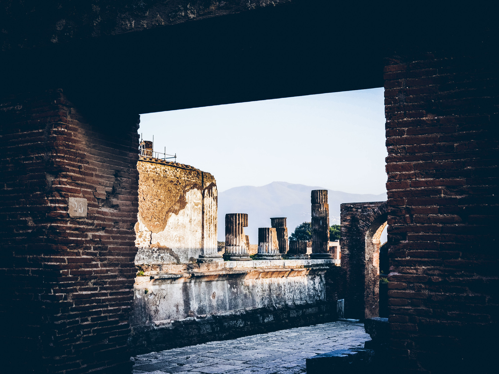 Un paysage italien à travers la fenêtre d'une ruine.