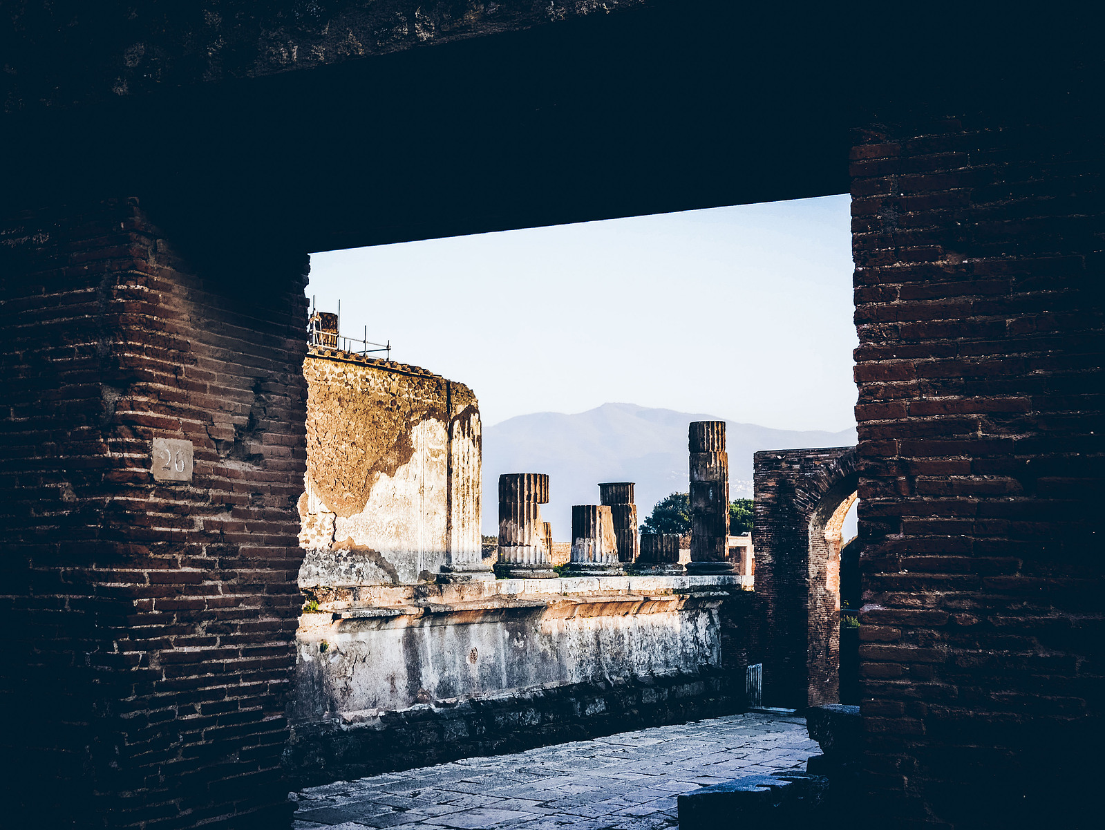 Un paysage italien à travers la fenêtre d'une ruine.