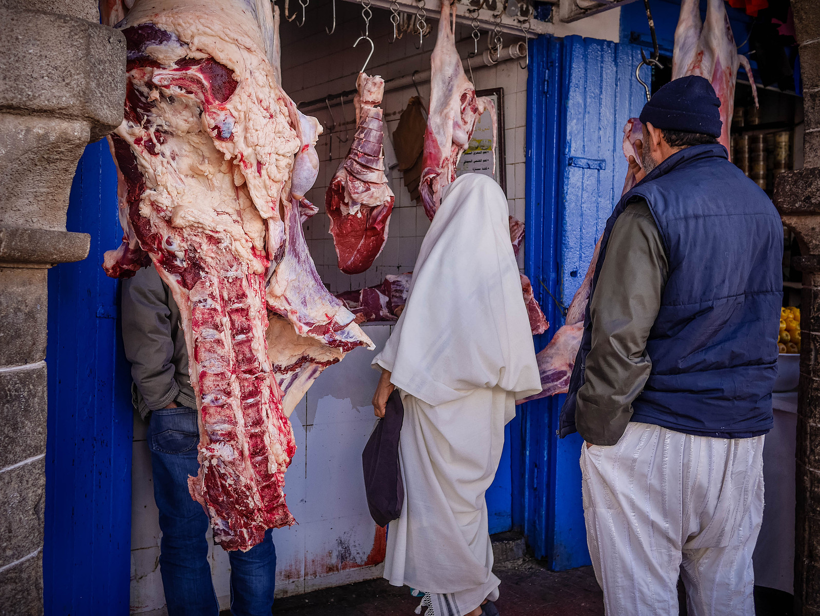 Des morceaux de viandes accrocher devant une boucherie au Maroc.