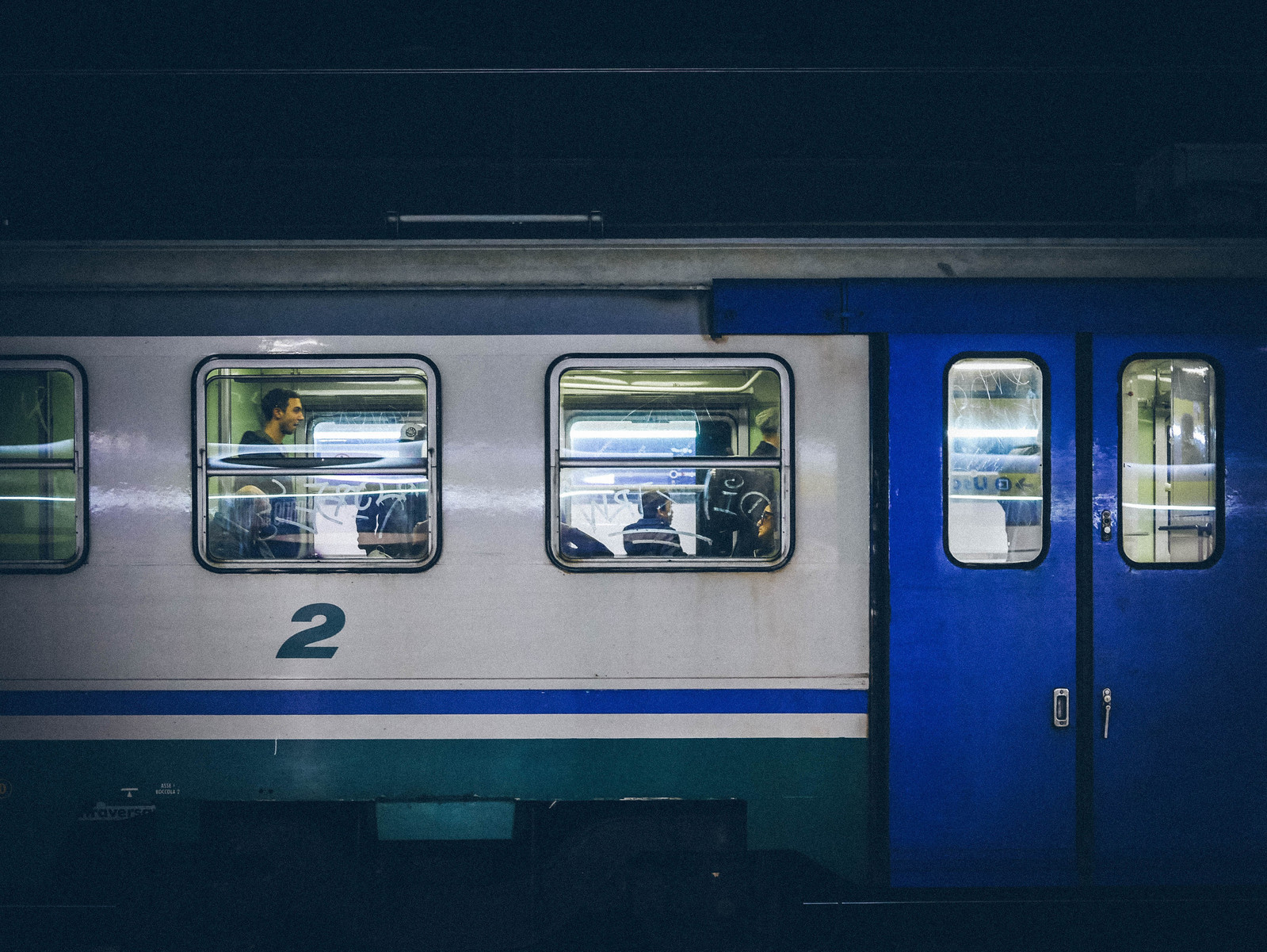 Un train dans la gare de Naples.
