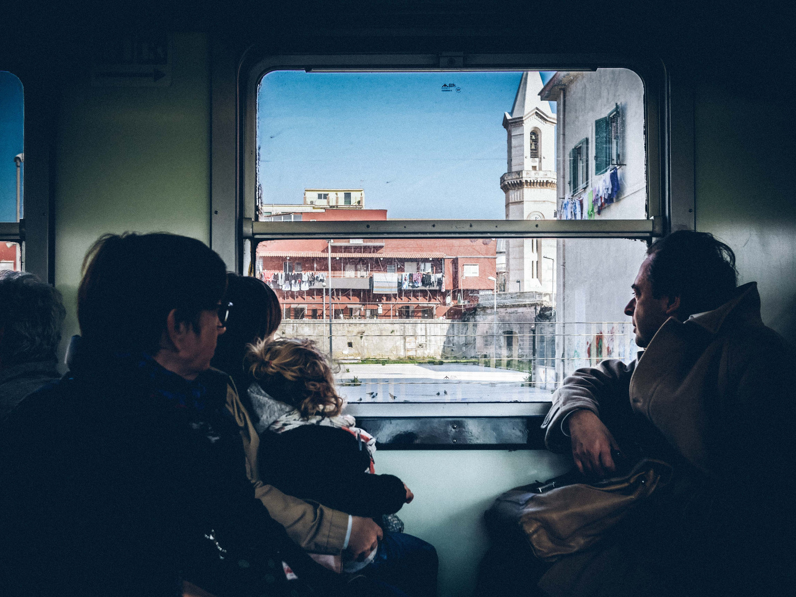Des gens qui regardent par la fenêtre d'un train.