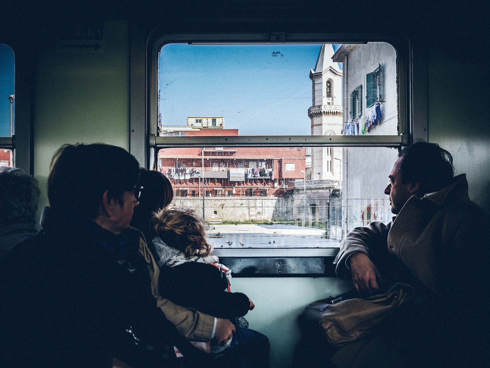 Des gens qui regardent par la fenêtre d'un train.