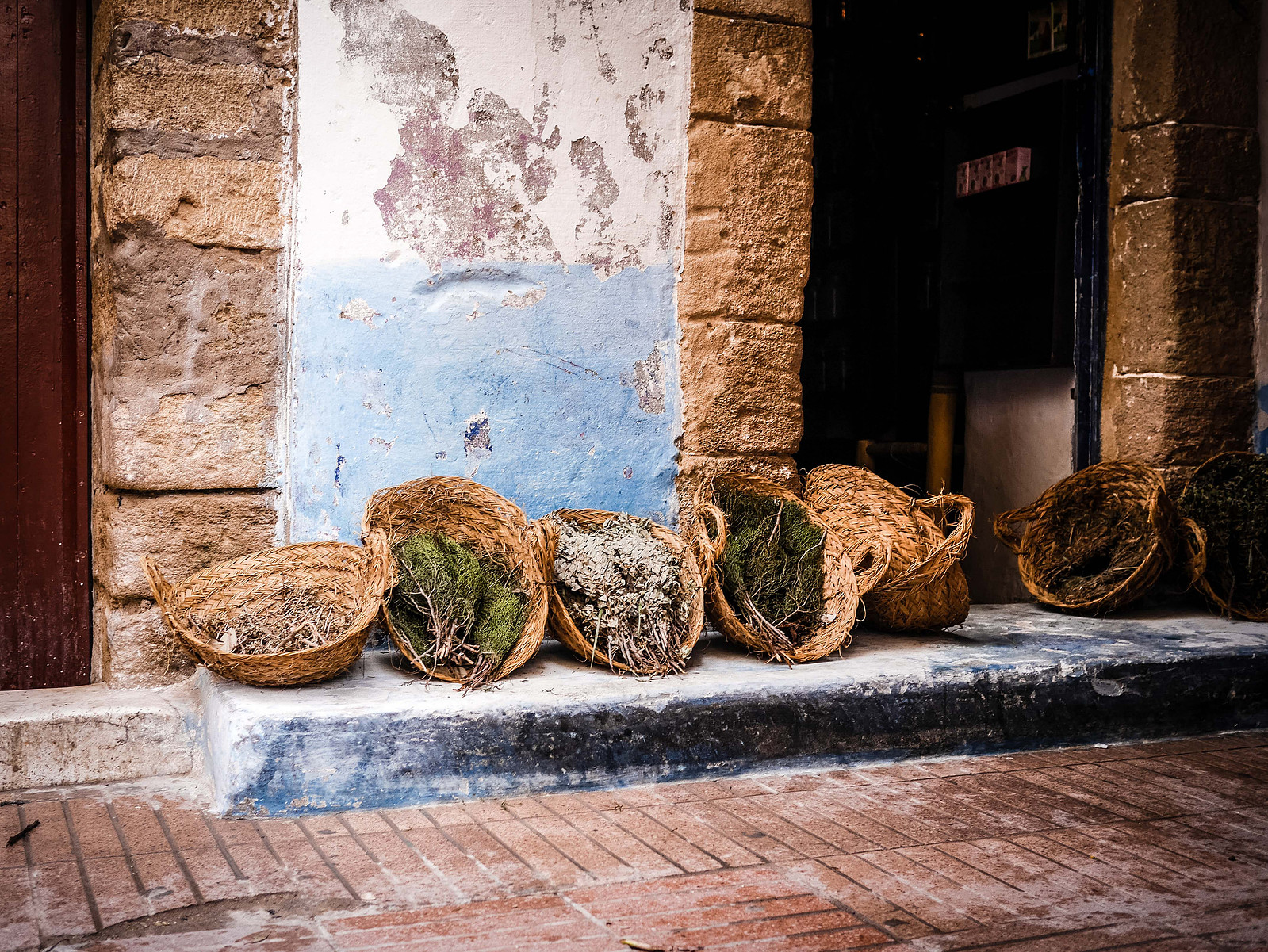 Des herbes aromatiques dans des paniers.