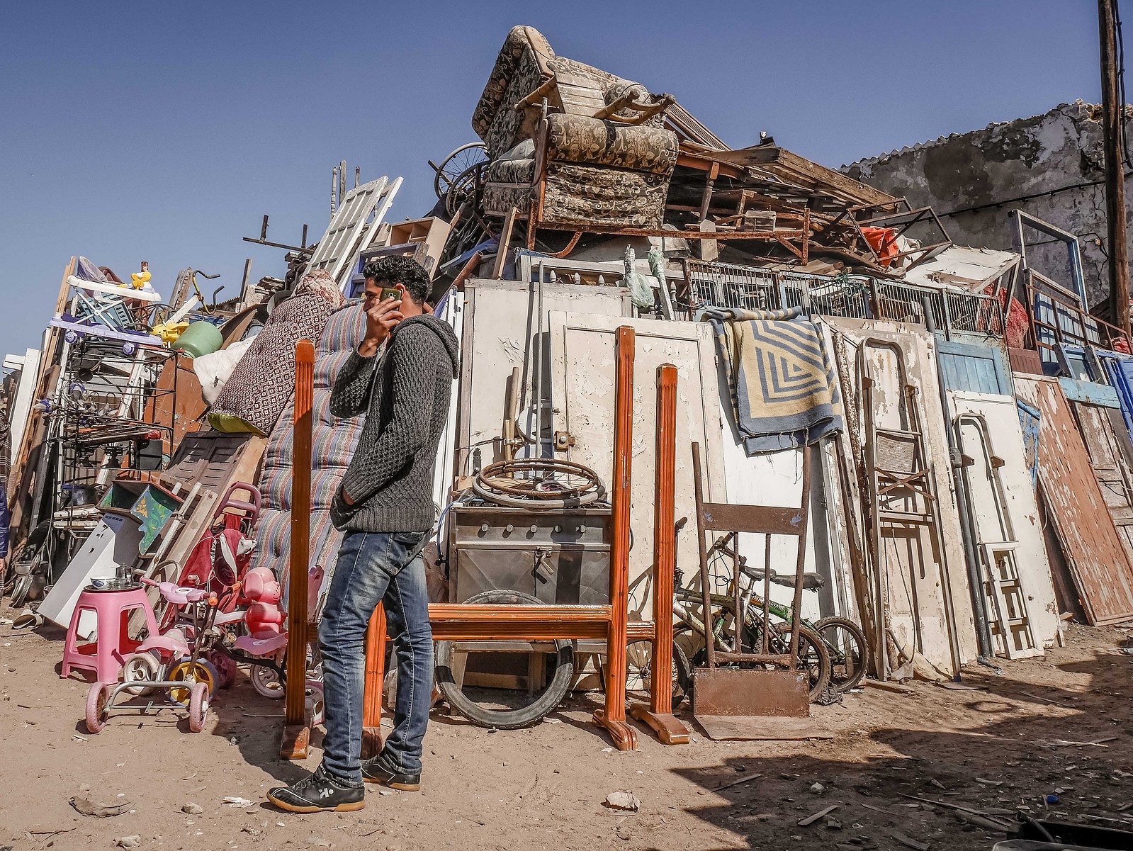 Au cœur d'une brocante au Maroc.