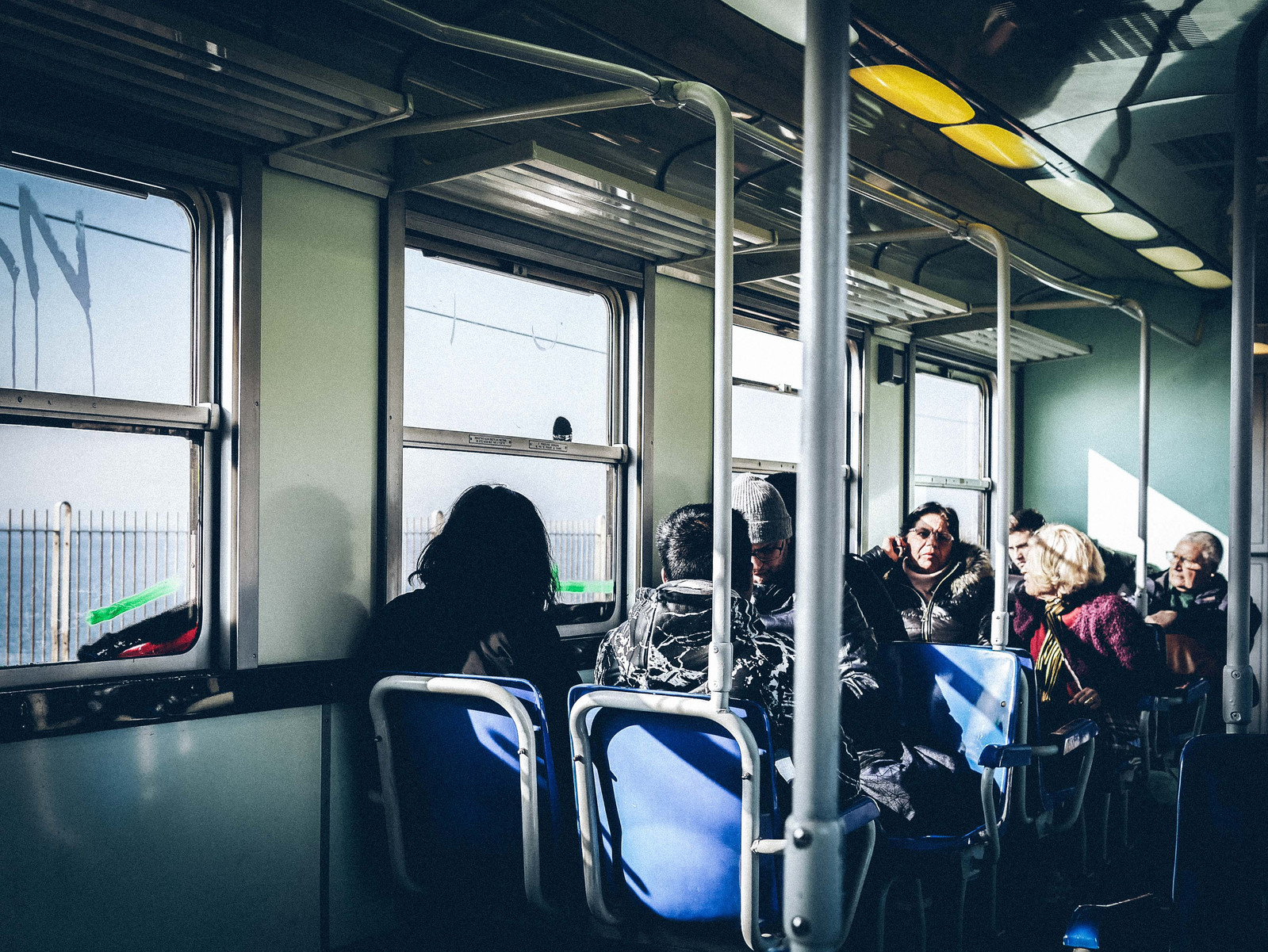 Des gens dans le wagon d'un train italien.