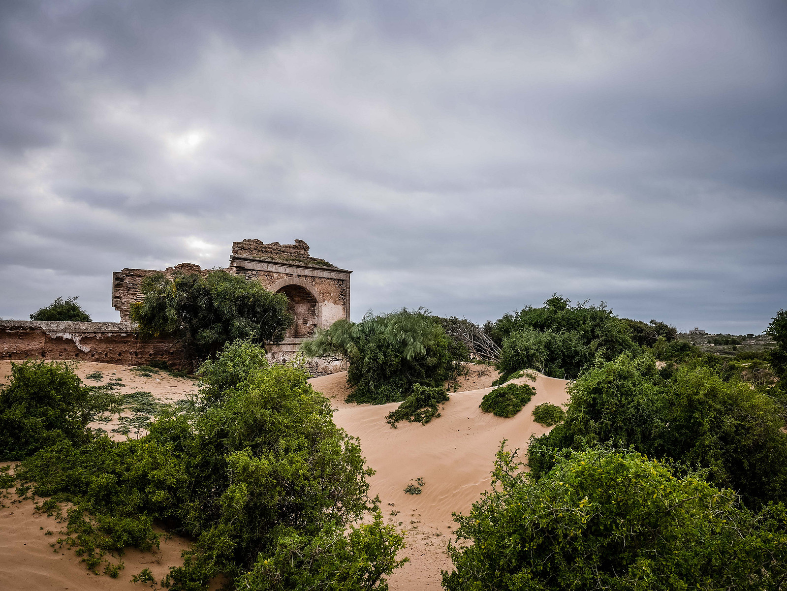 Une ruine dans des dunes au Maroc.