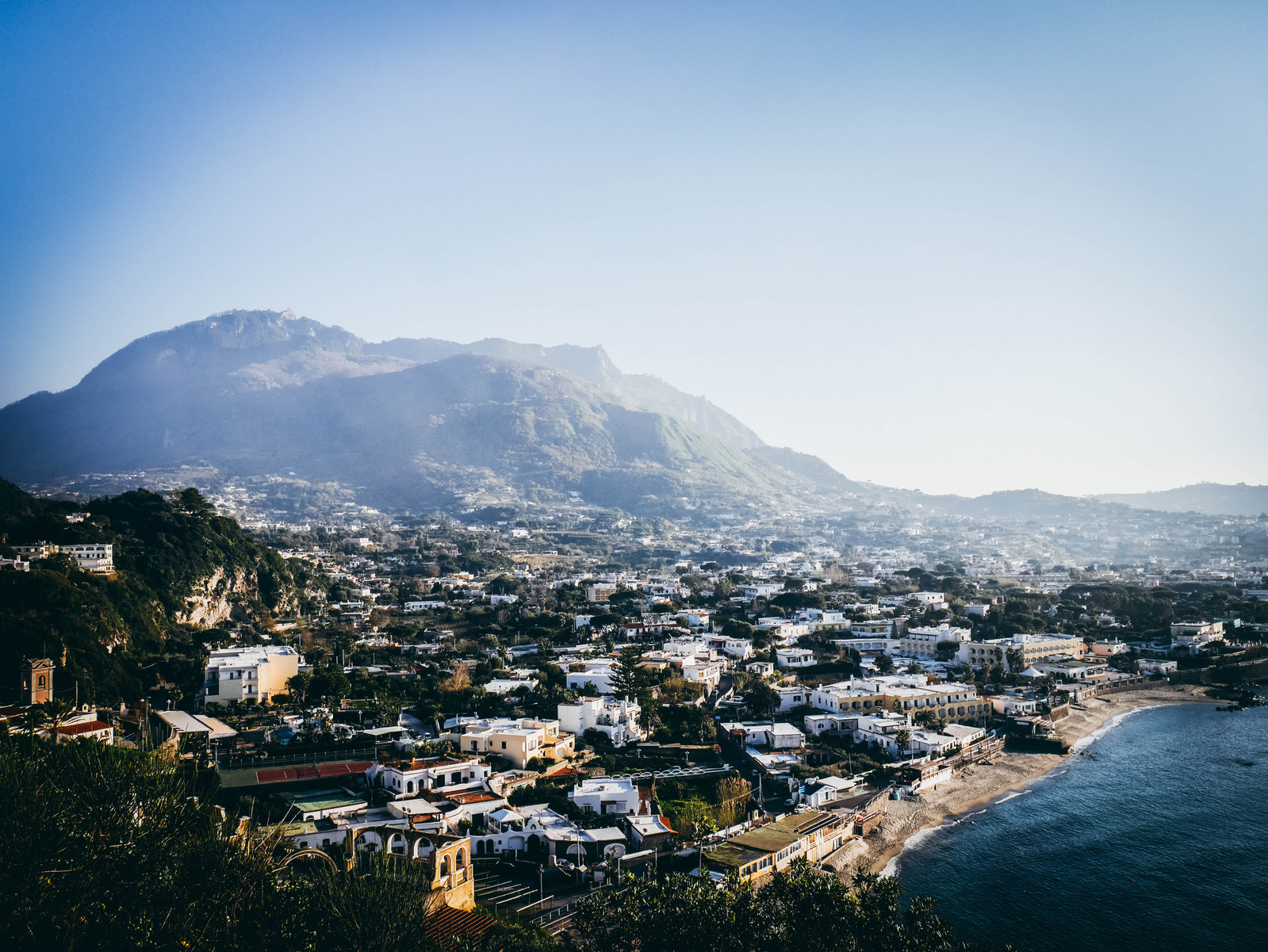 Un mont volcanique sur l'ile d'Olbia.