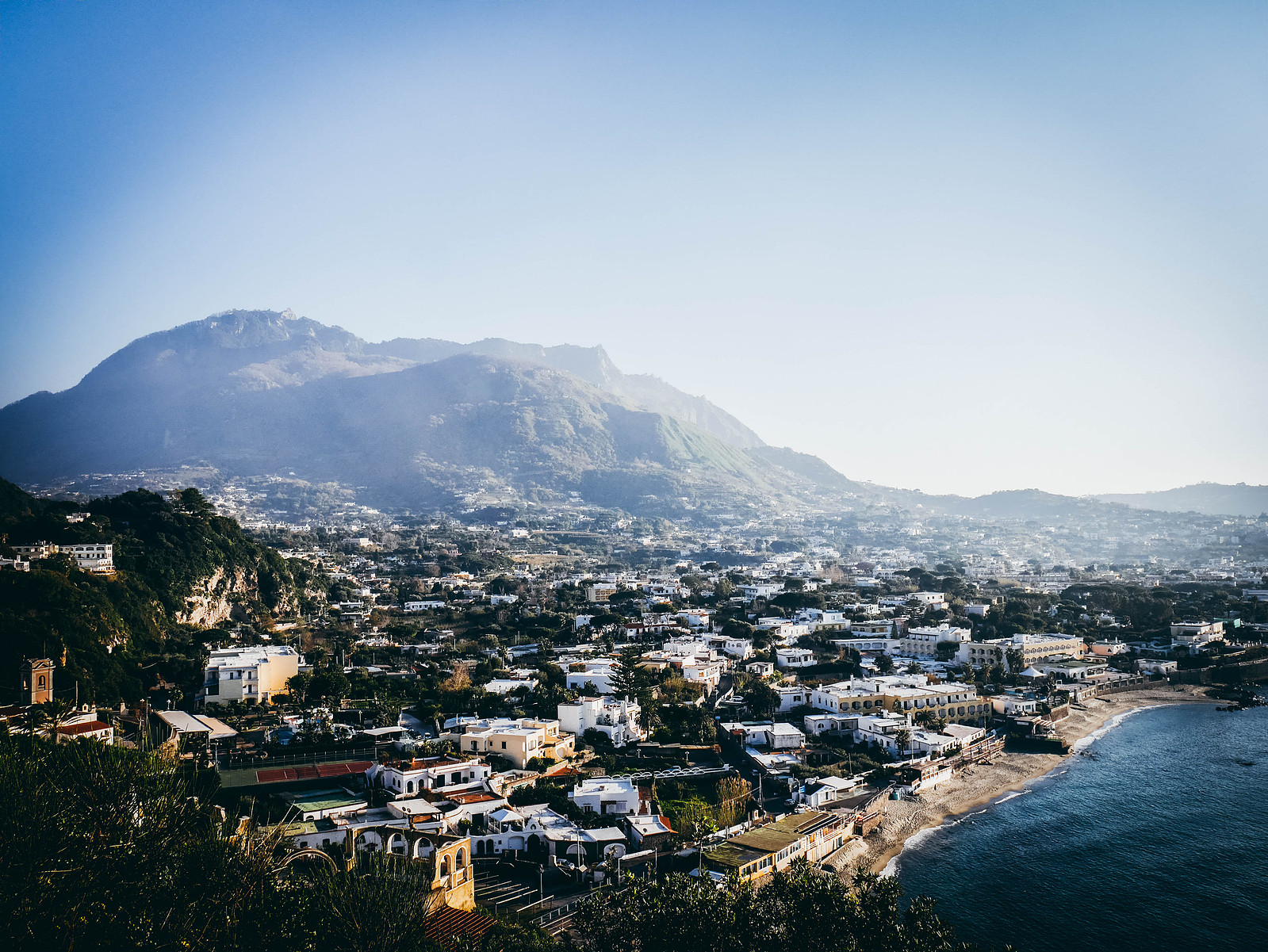 Un mont volcanique sur l'ile d'Olbia.