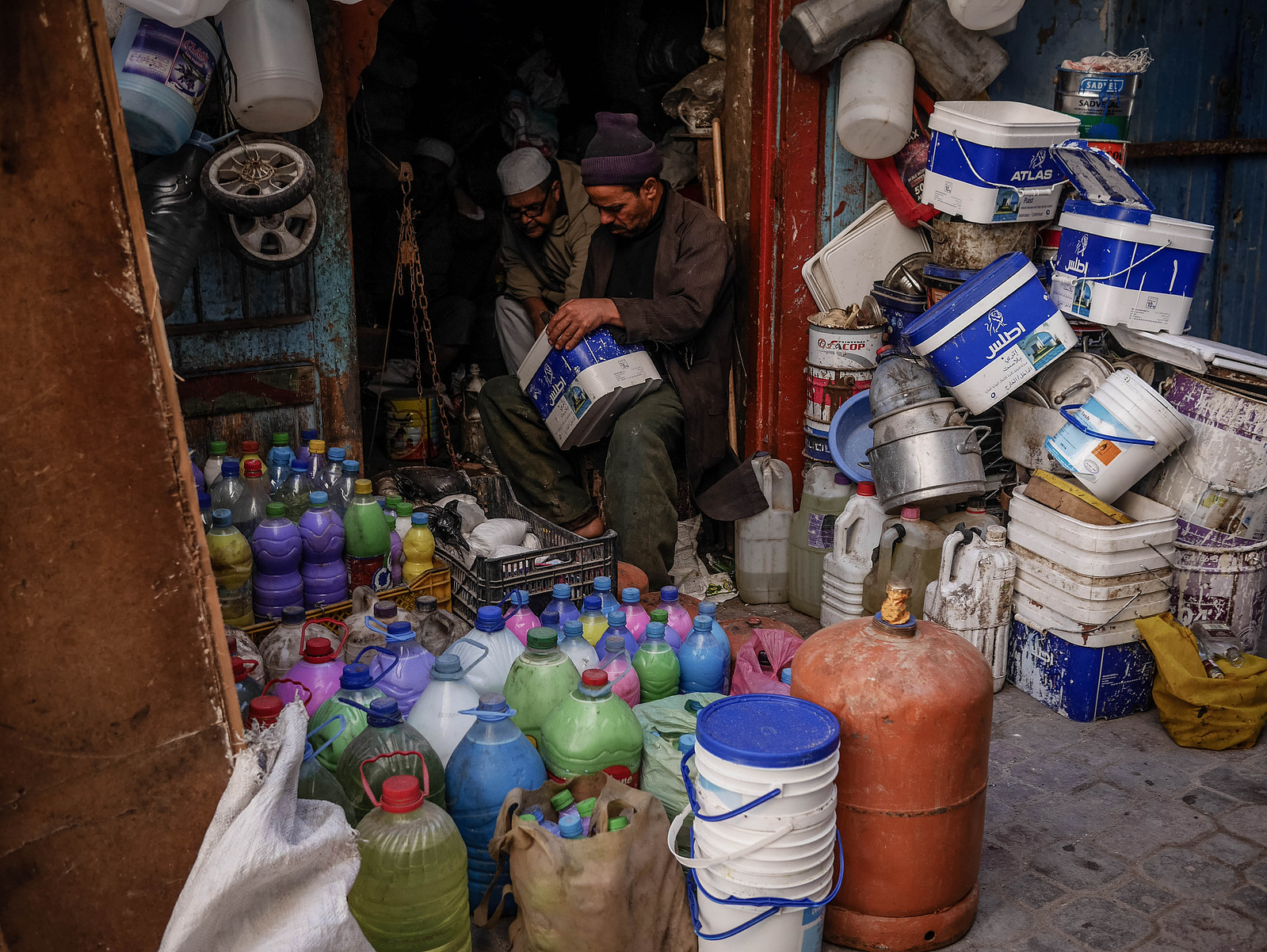 Une boutique avec pleins de bidons.