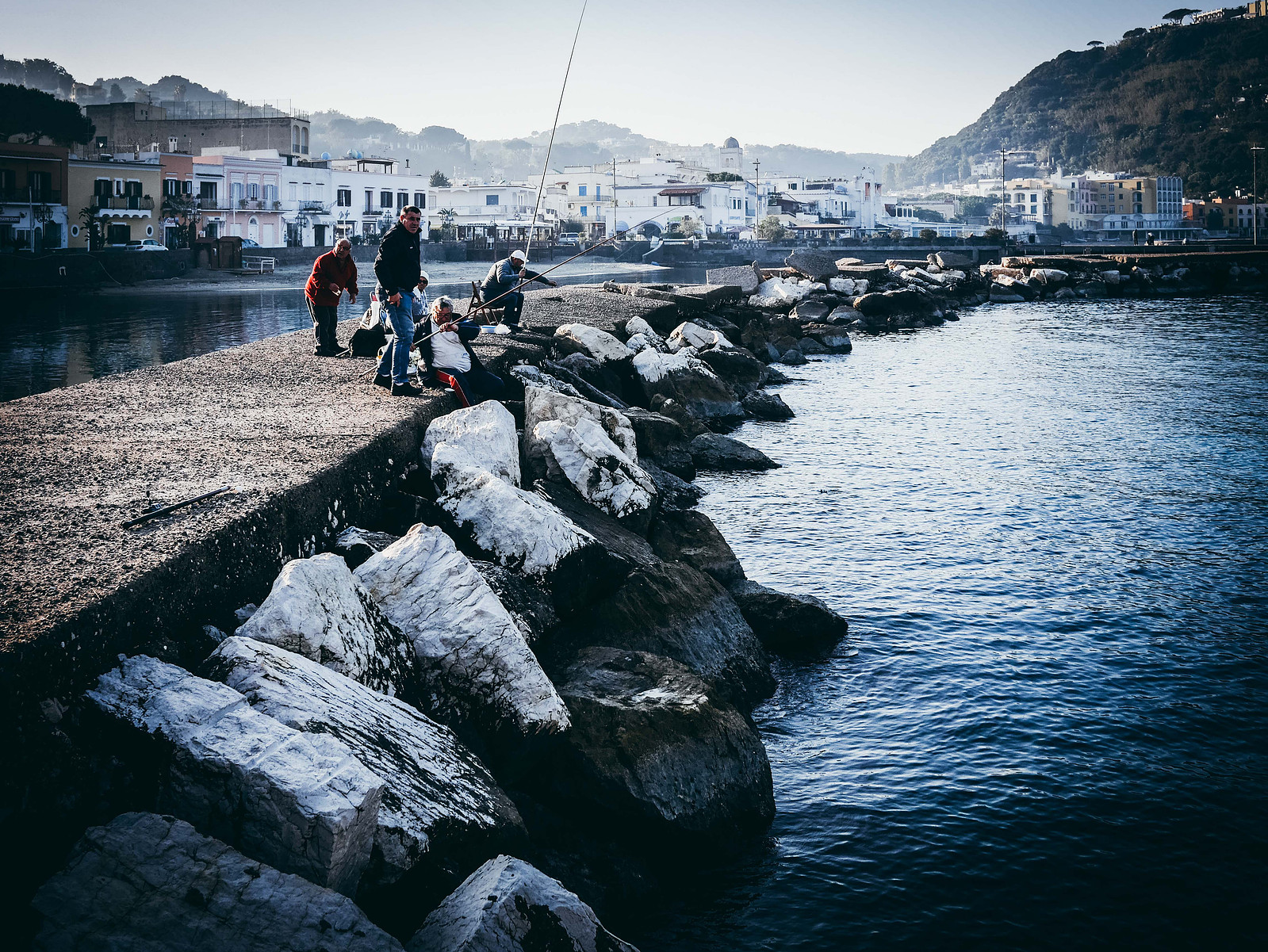Des pécheurs à la ligne sur l'ile d'Olbia.