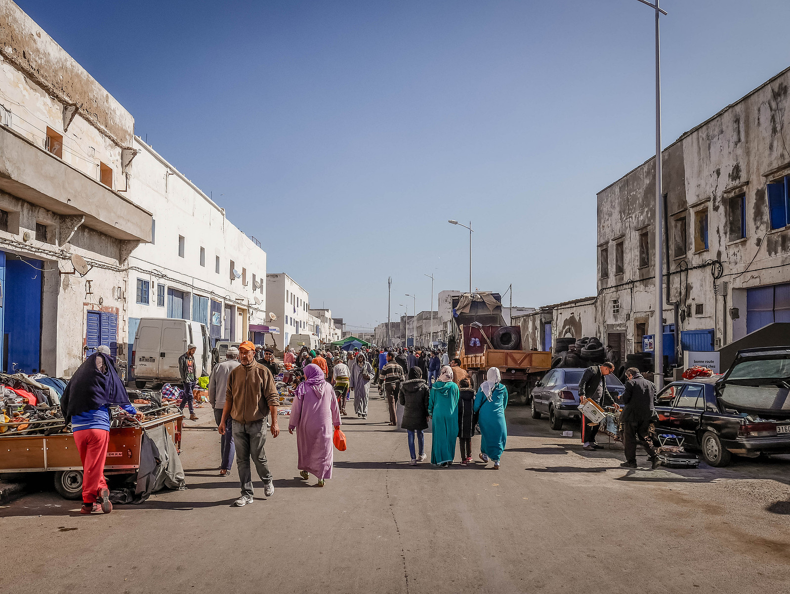 Au cœur d'une brocante au Maroc.