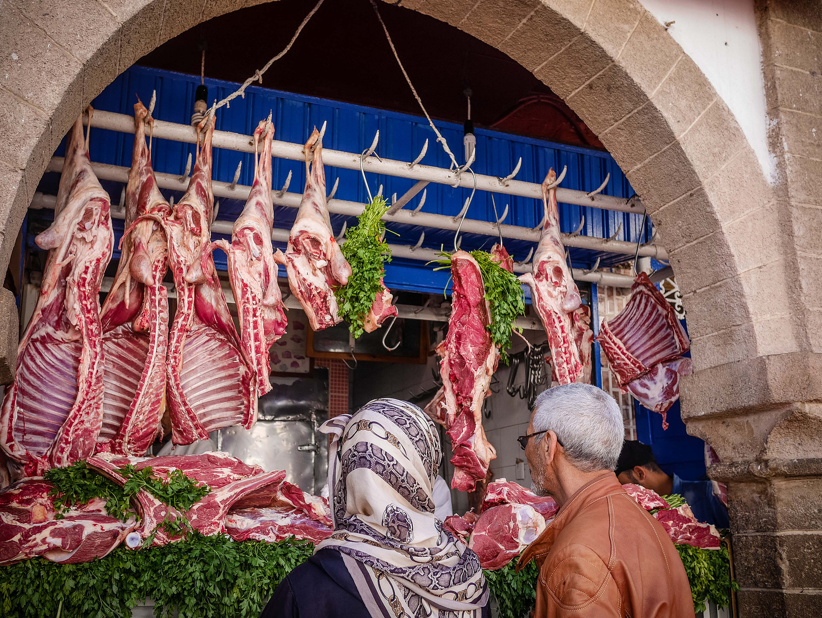 Des morceaux de viandes accrocher devant une boucherie au Maroc.