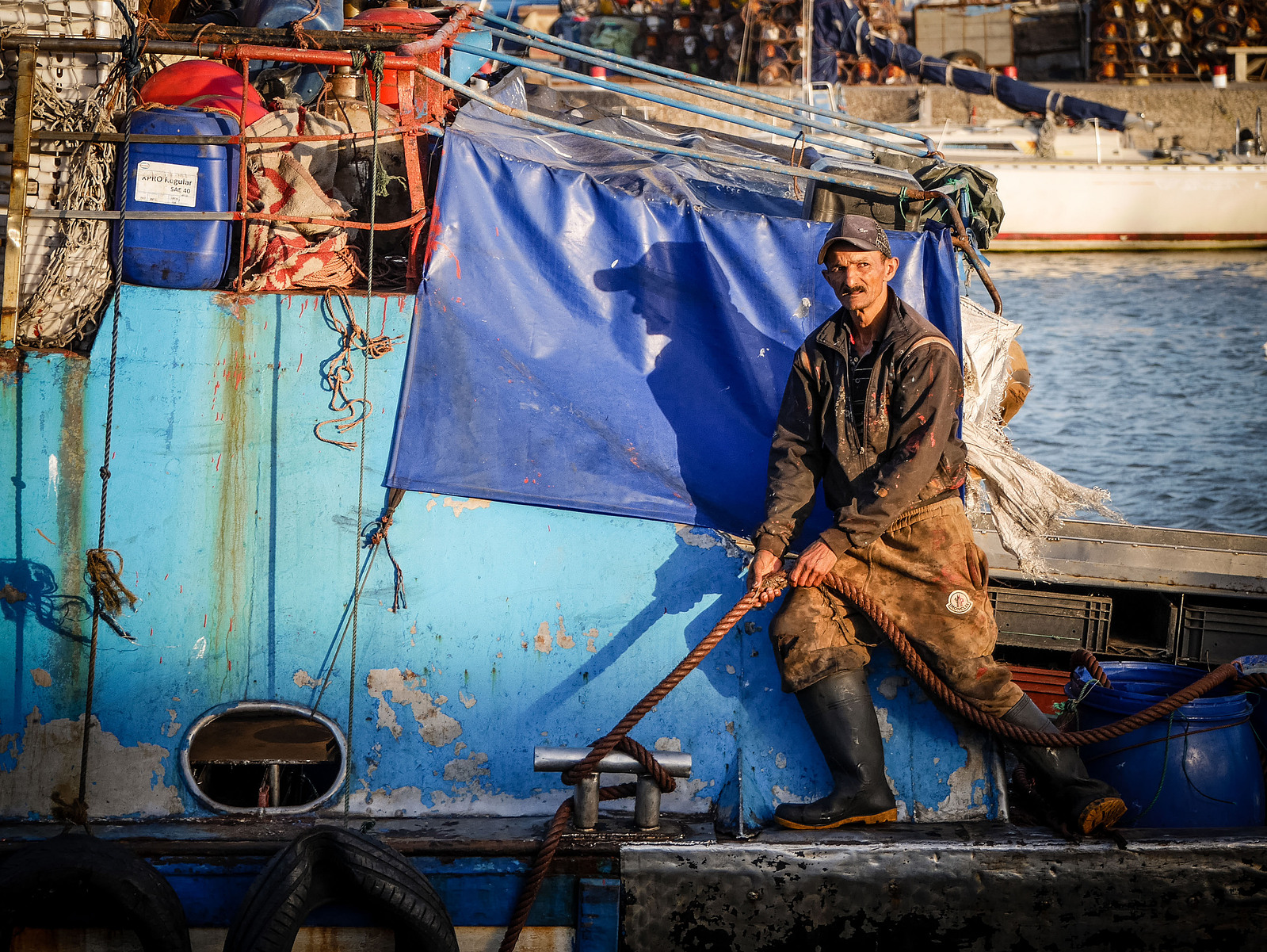 Un pêcheur amarre son bateau.