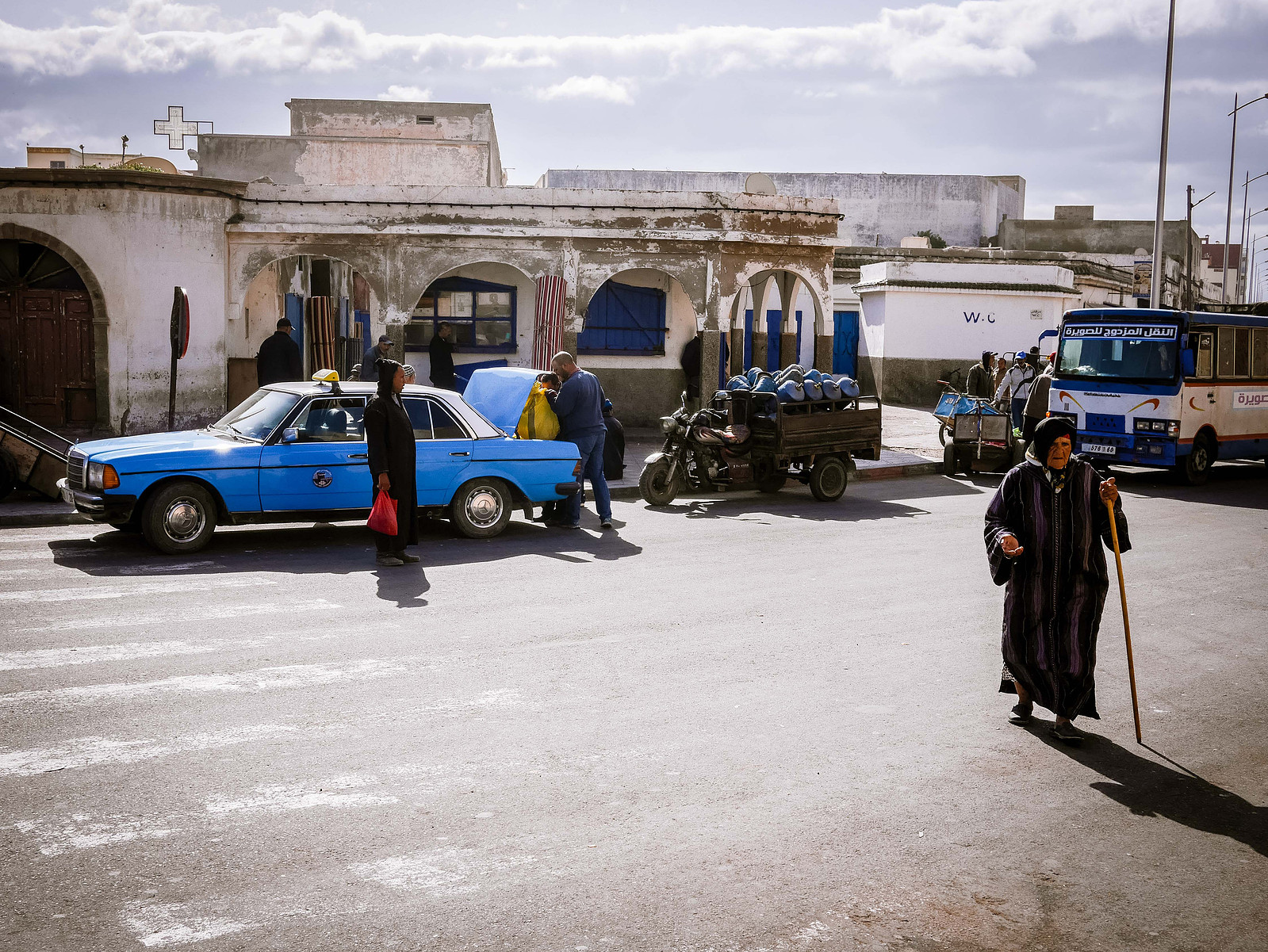 Un taxi dans une rue d'Essaouira.