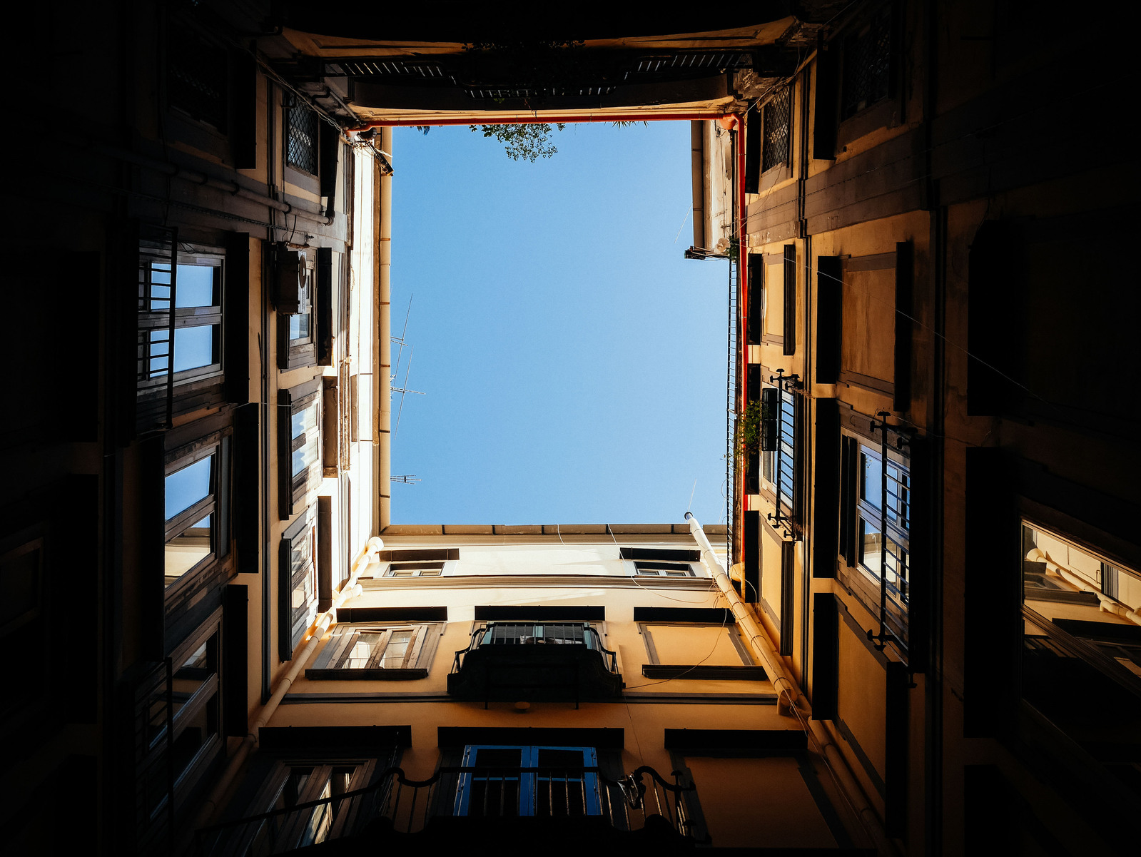 Une vue du ciel depuis la cour d'un immeuble.