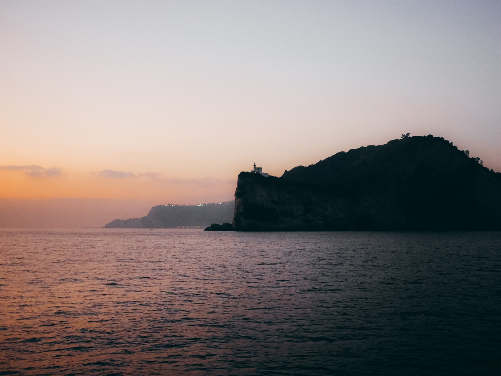 La silhouette de la cote depuis un bateau.