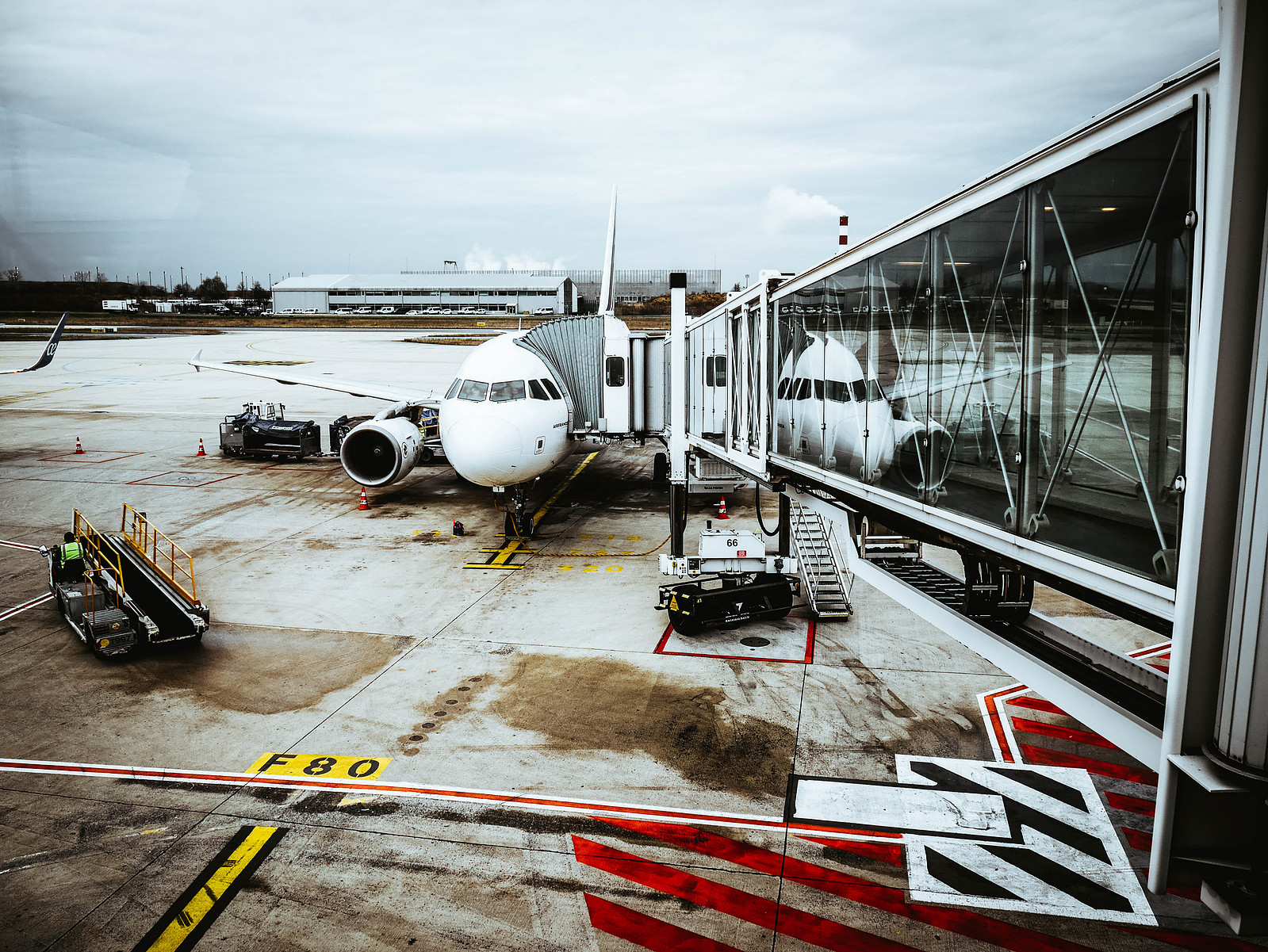 Une passerelle d'embarquement et un avion.