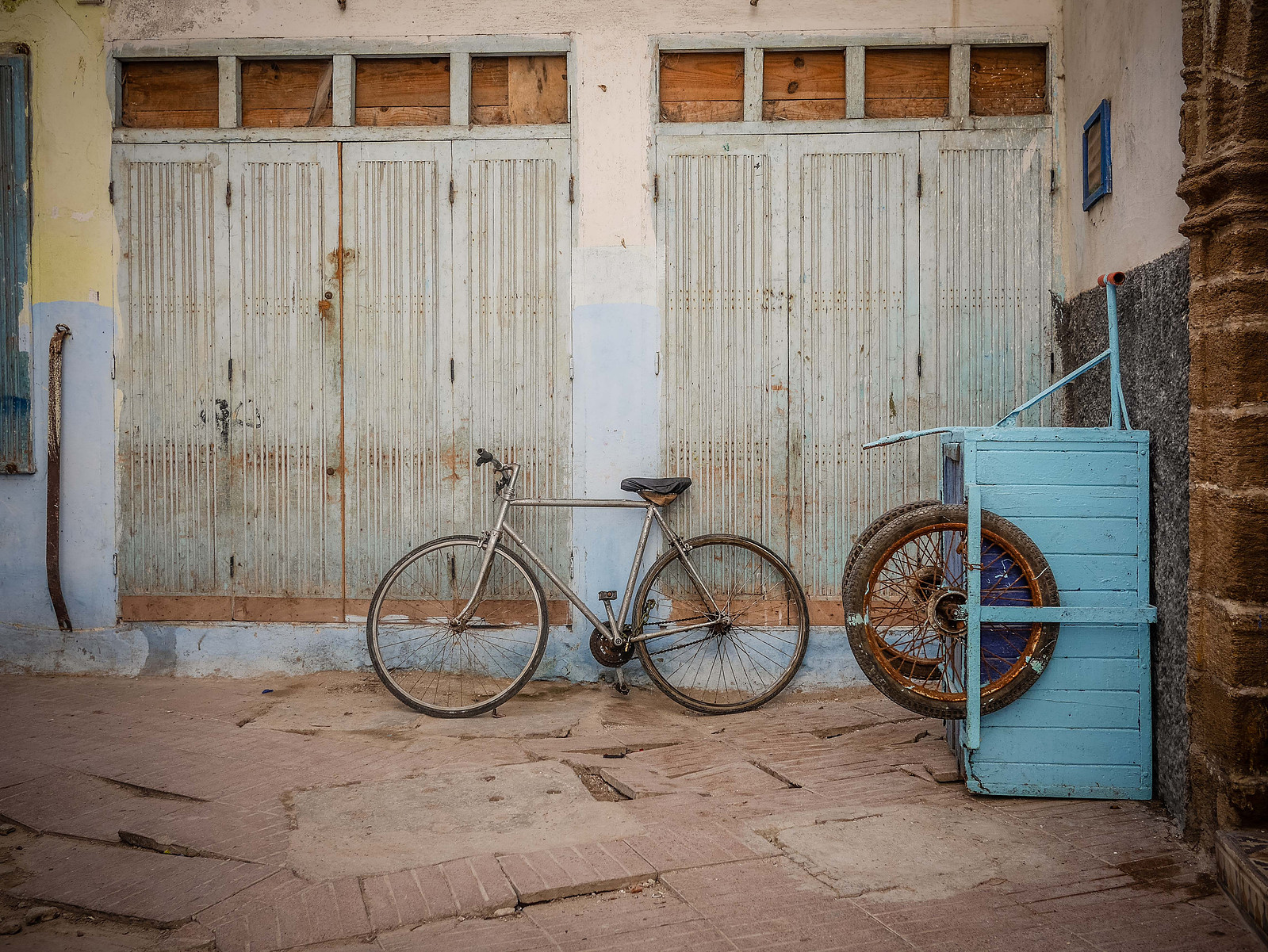 Un vieux vélo dans une ville marocaine.