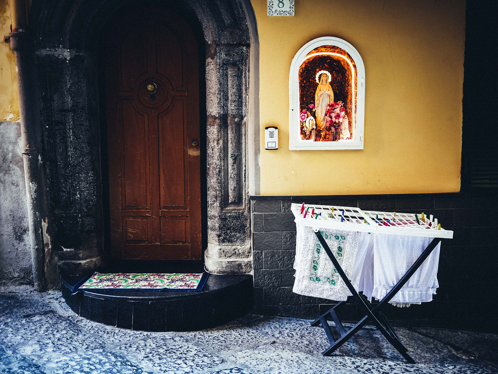 Du linge qui sèche dans Naples.