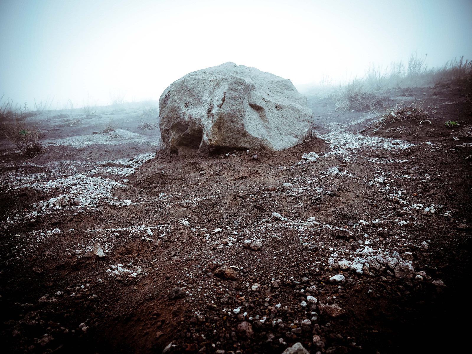 Un rocher sur le Vésuve dans le brouillard.