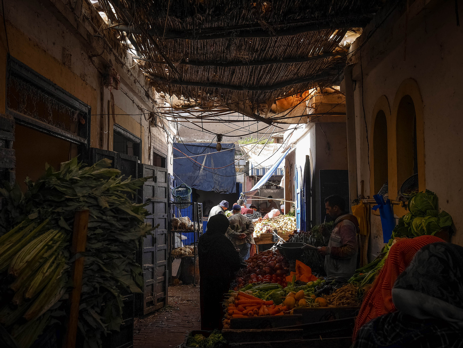 Dans la pénombre du marché d'Essaouira.