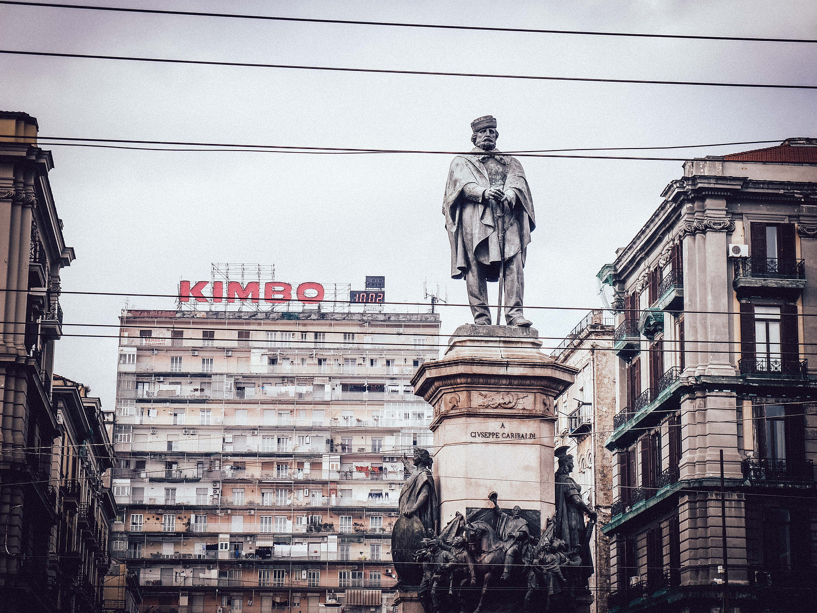 Une statue dans la ville de Naples.