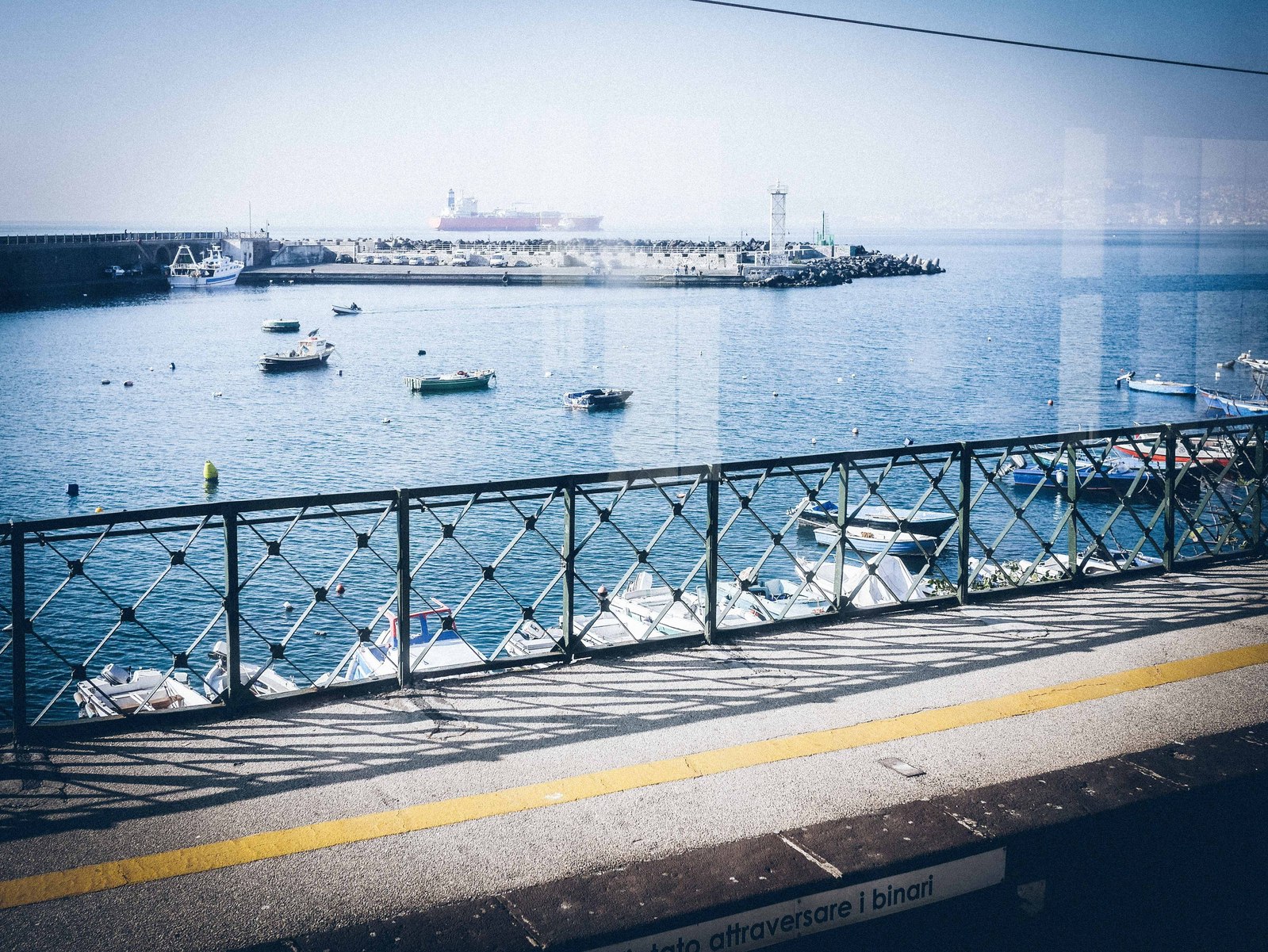 Une vue sur la mer à travers la fenêtre d'un train.