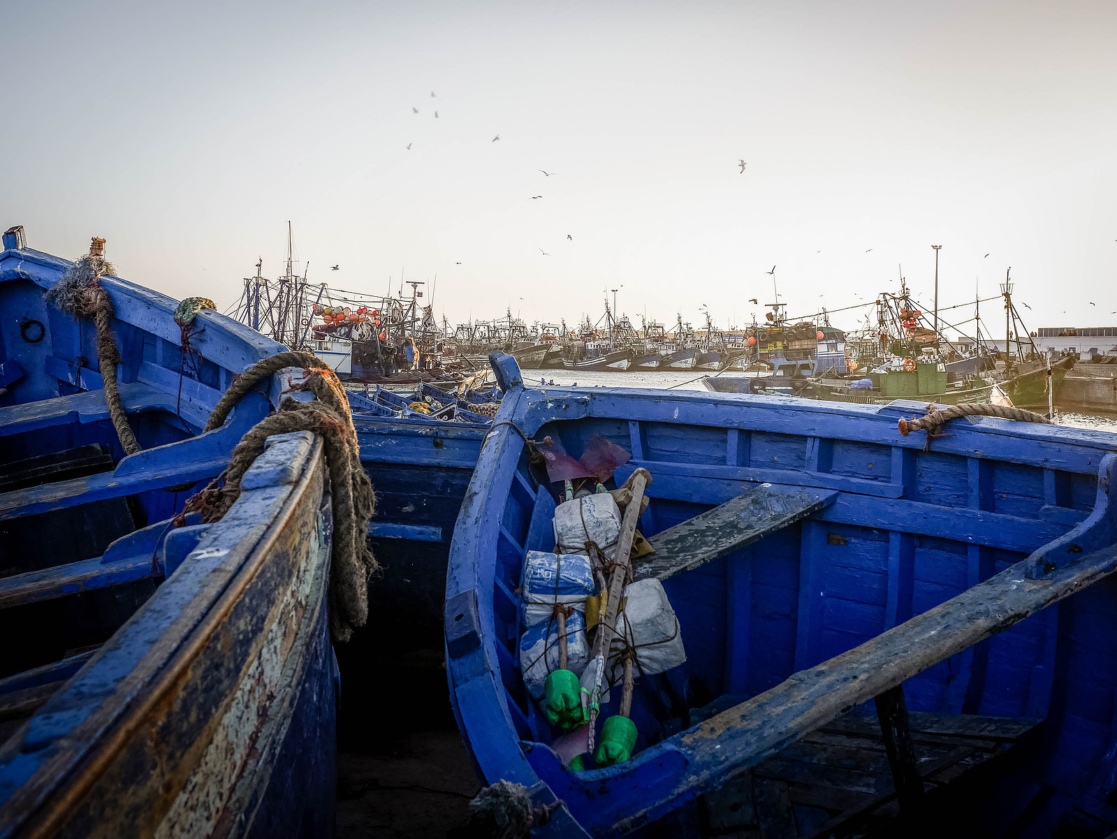 Des bateaux bleus.
