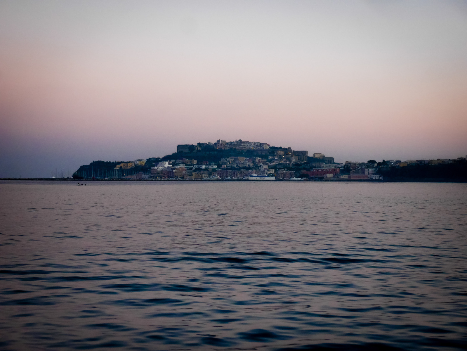 Paysage maritime de nuit.