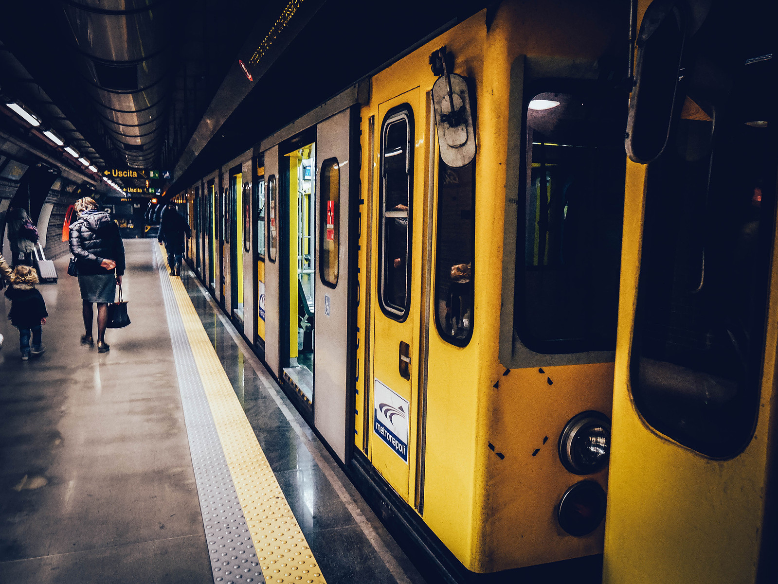 Un métro jaune dans la ville de Naples.